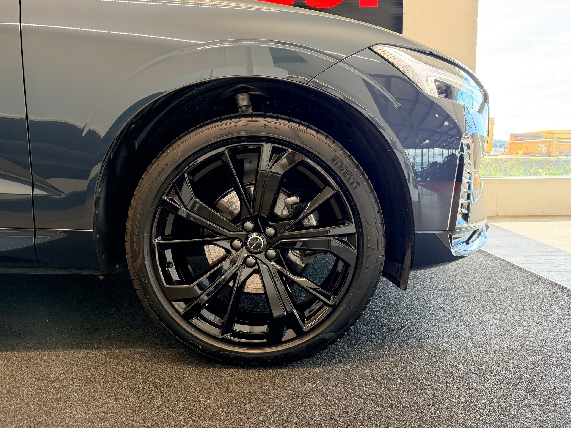 VOLVO XC60 FACELIFT B5 Benzin Mild Hybrid AWD Black Edition Geartronic-image-5