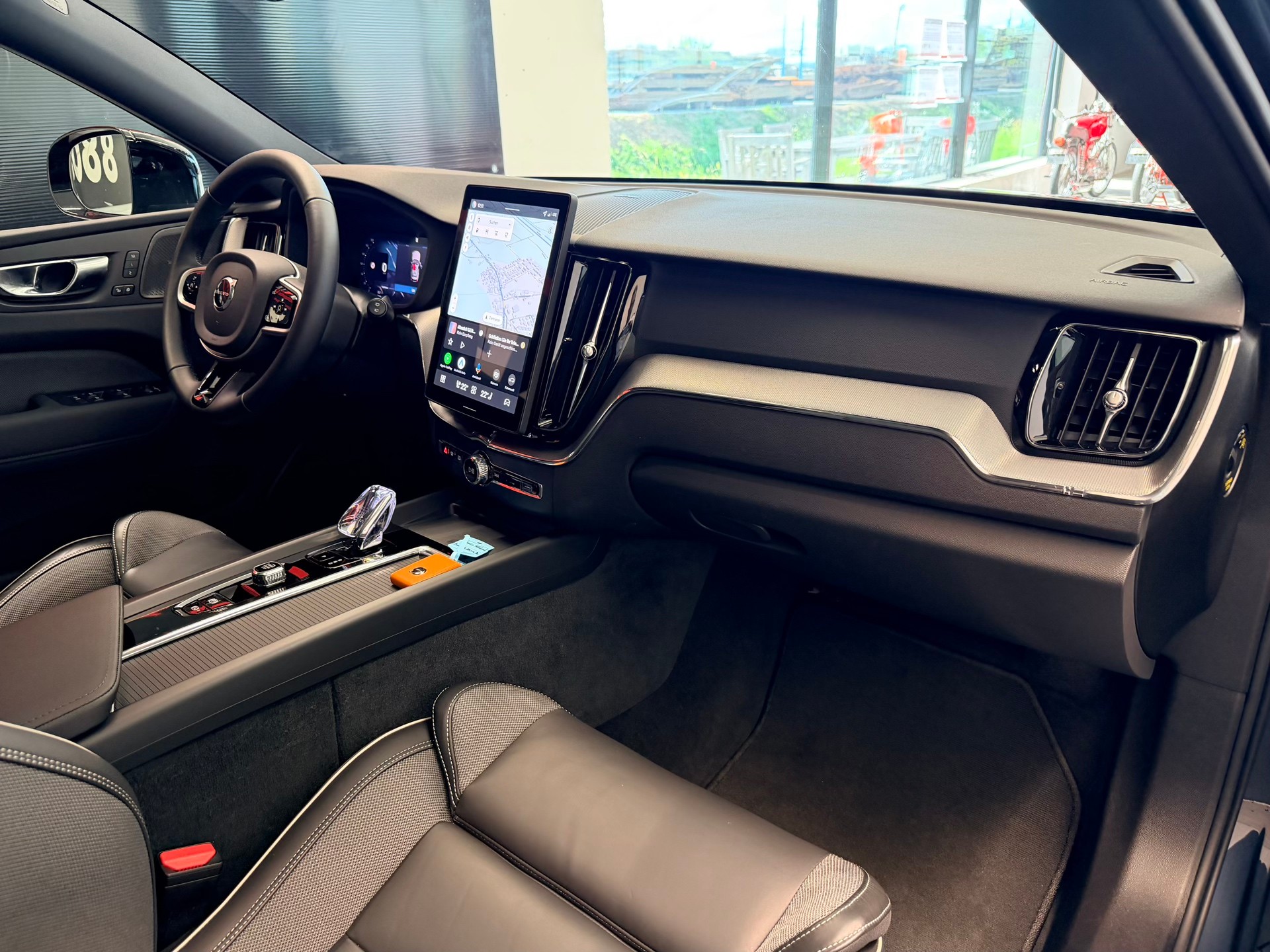 VOLVO XC60 FACELIFT B5 Benzin Mild Hybrid AWD Black Edition Geartronic-image-19