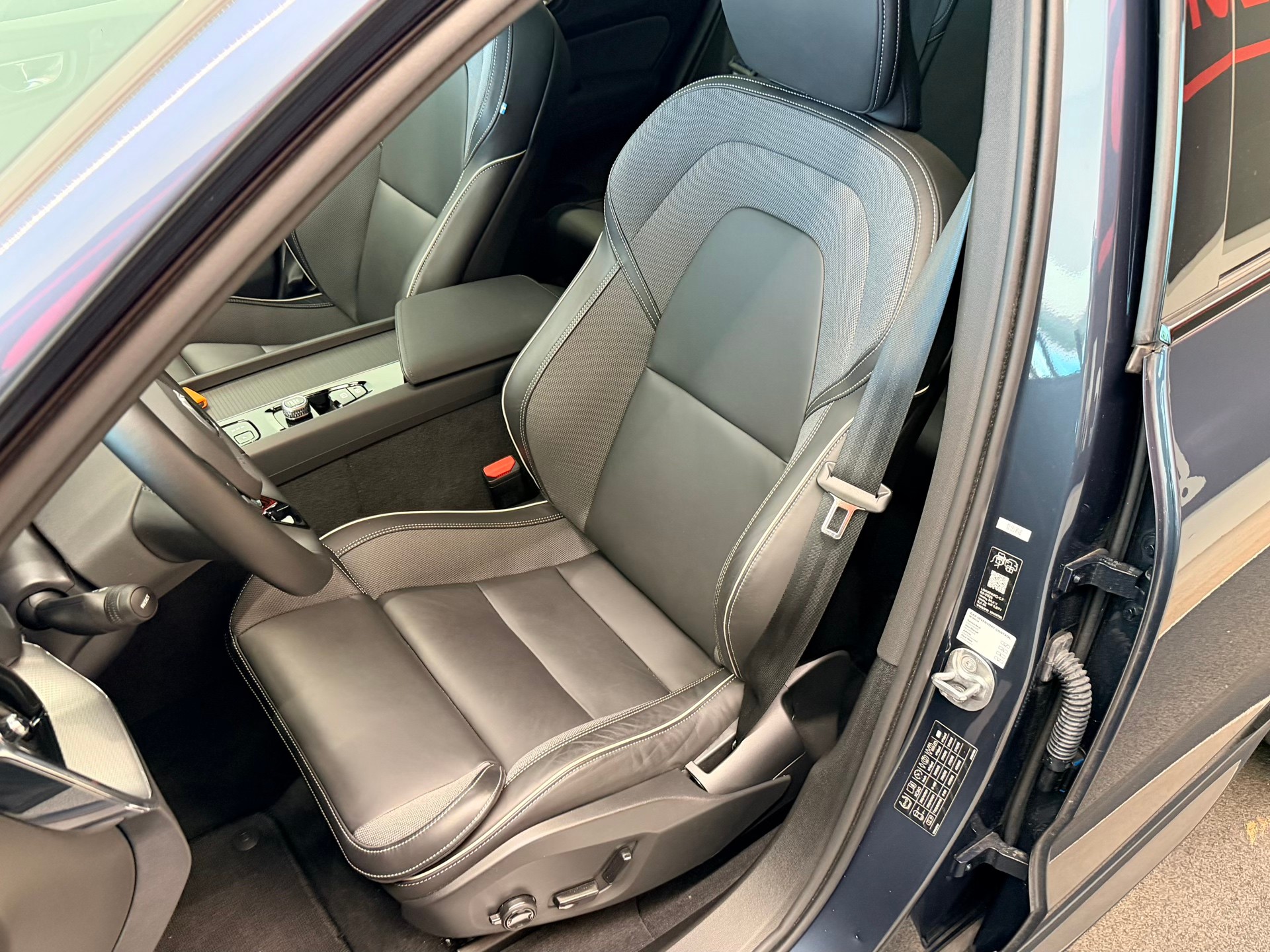 VOLVO XC60 FACELIFT B5 Benzin Mild Hybrid AWD Black Edition Geartronic-image-14