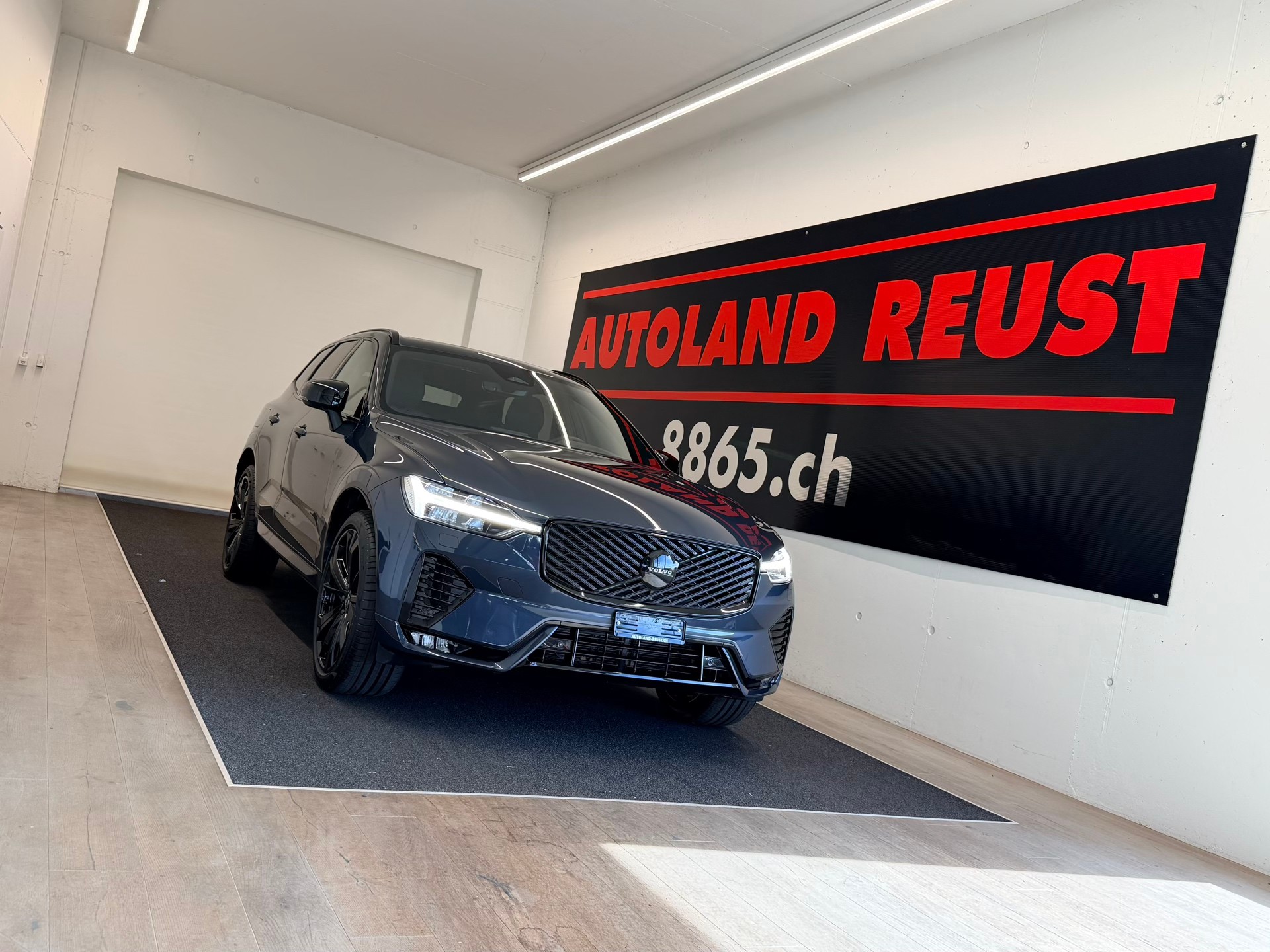 VOLVO XC60 FACELIFT B5 Benzin Mild Hybrid AWD Black Edition Geartronic-image-0