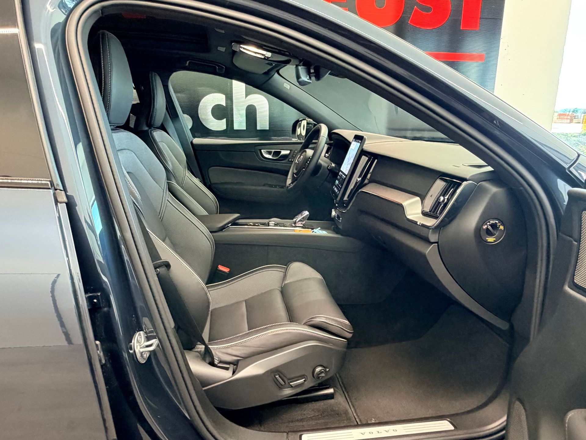 VOLVO XC60 FACELIFT B5 Benzin Mild Hybrid AWD Black Edition Geartronic-image-21