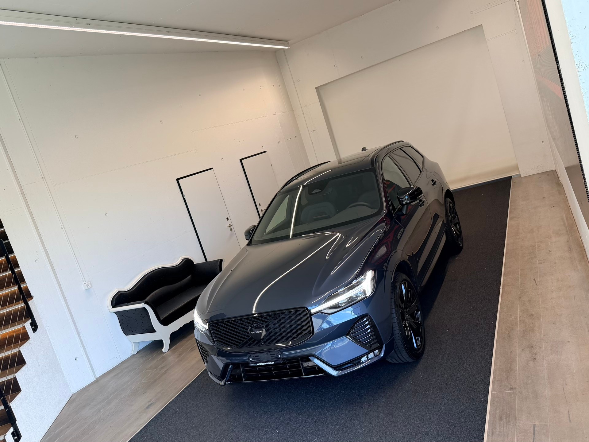 VOLVO XC60 FACELIFT B5 Benzin Mild Hybrid AWD Black Edition Geartronic-image-3