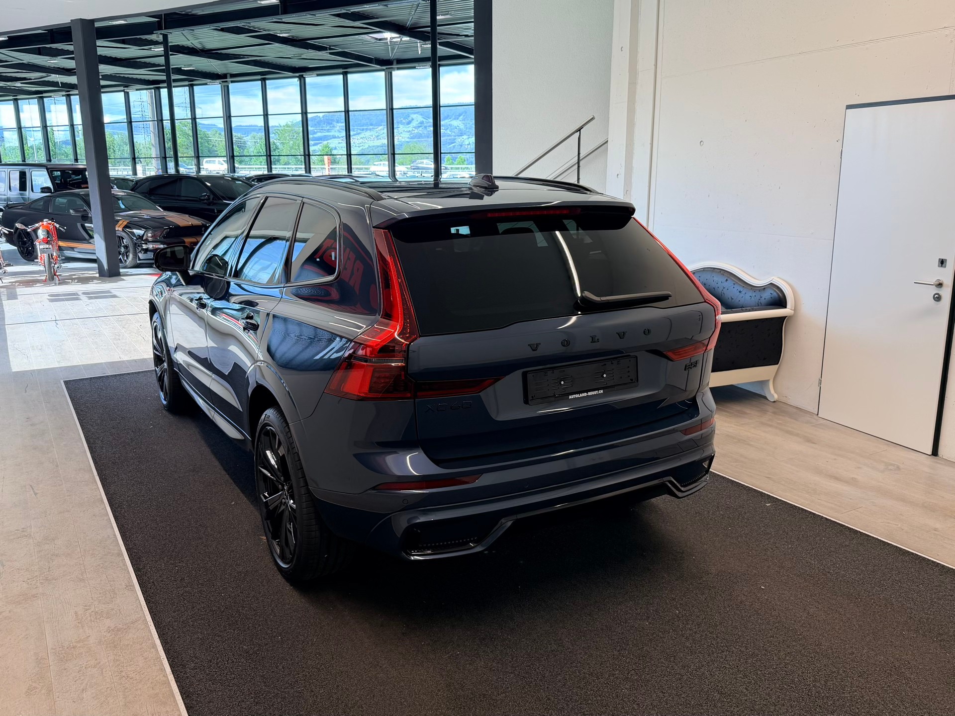 VOLVO XC60 FACELIFT B5 Benzin Mild Hybrid AWD Black Edition Geartronic-image-8