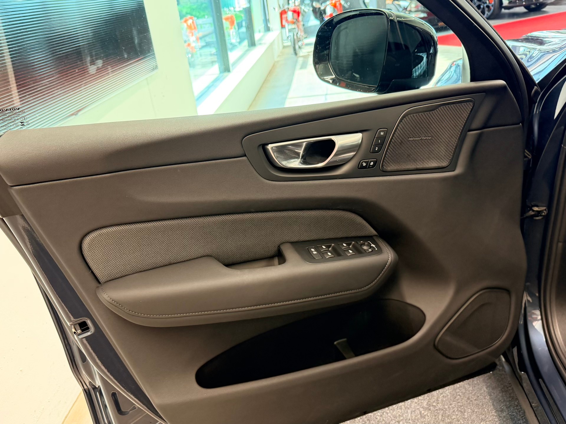 VOLVO XC60 FACELIFT B5 Benzin Mild Hybrid AWD Black Edition Geartronic-image-11