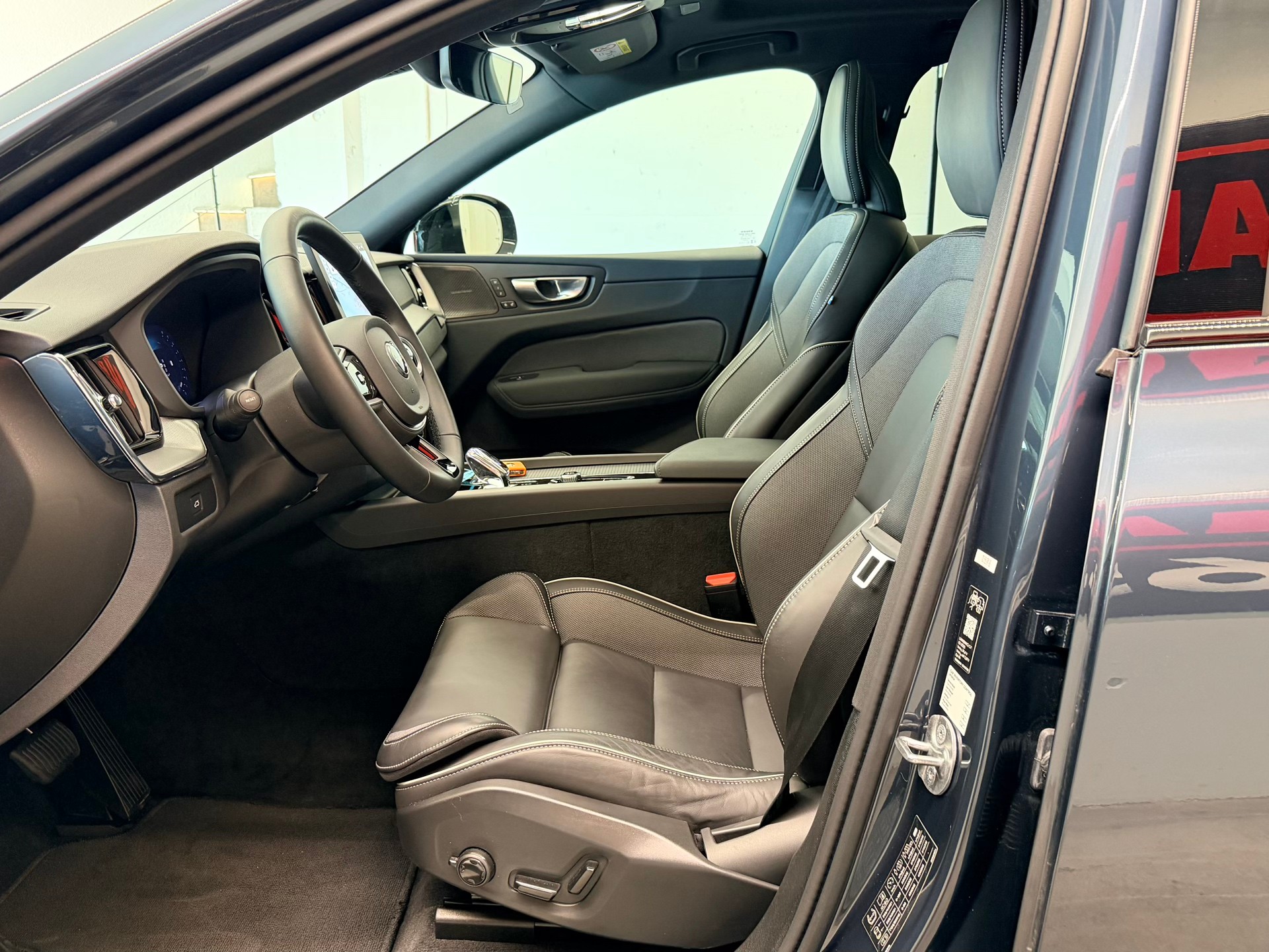 VOLVO XC60 FACELIFT B5 Benzin Mild Hybrid AWD Black Edition Geartronic-image-13