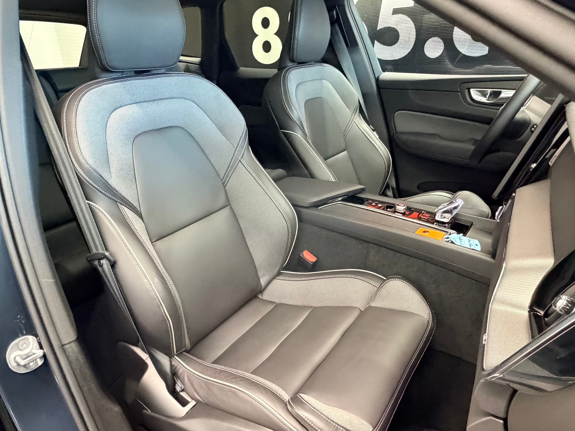 VOLVO XC60 FACELIFT B5 Benzin Mild Hybrid AWD Black Edition Geartronic-image-22