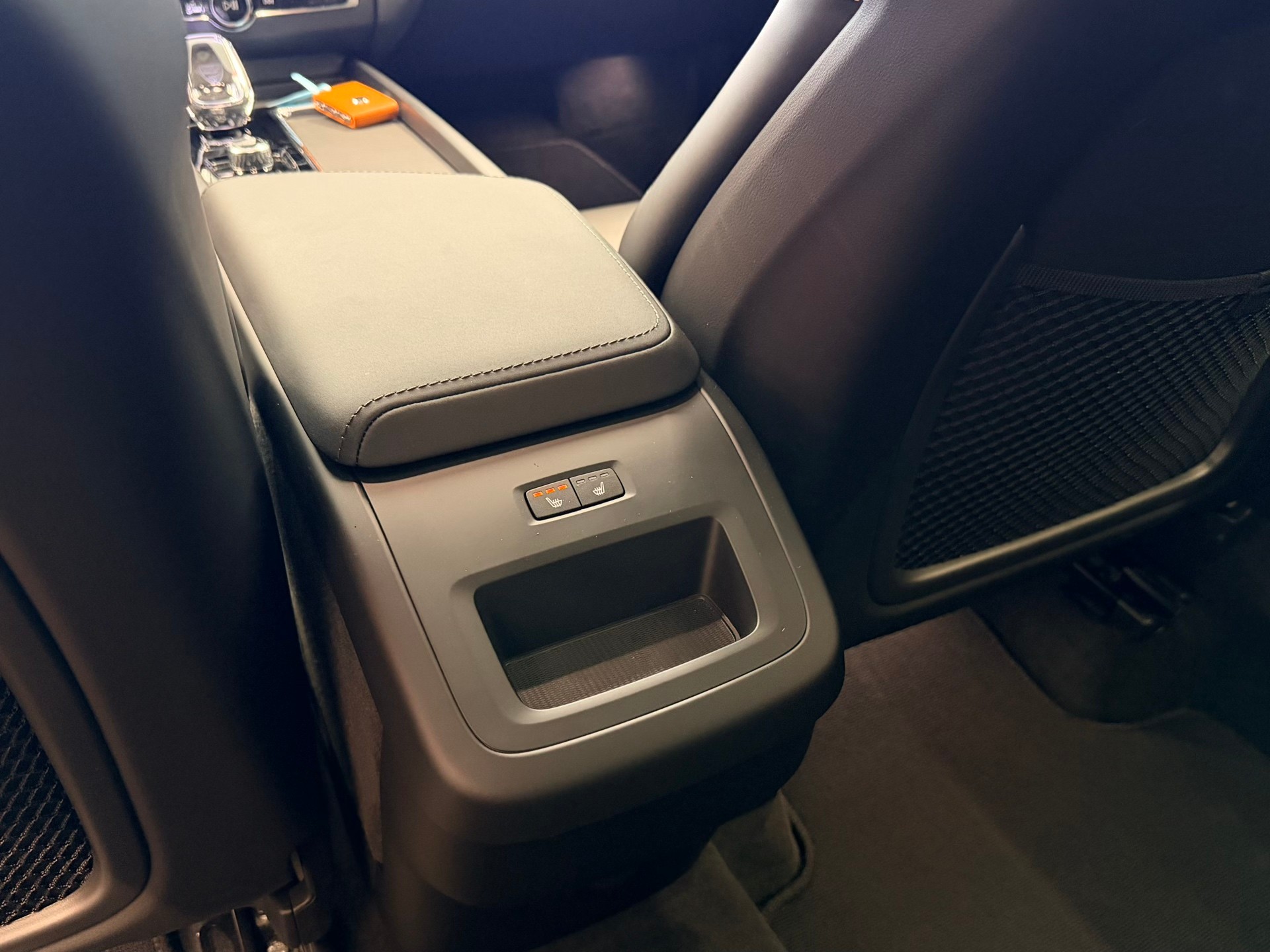 VOLVO XC60 FACELIFT B5 Benzin Mild Hybrid AWD Black Edition Geartronic-image-17