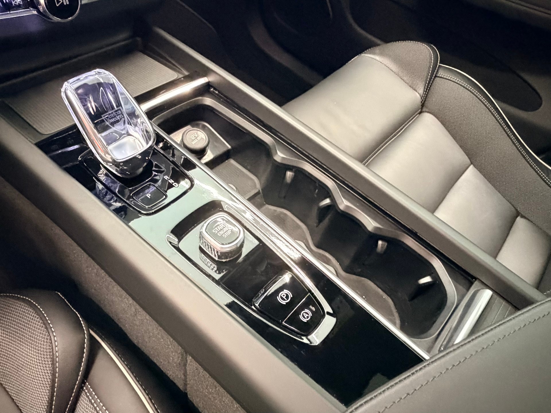 VOLVO XC60 FACELIFT B5 Benzin Mild Hybrid AWD Black Edition Geartronic-image-25