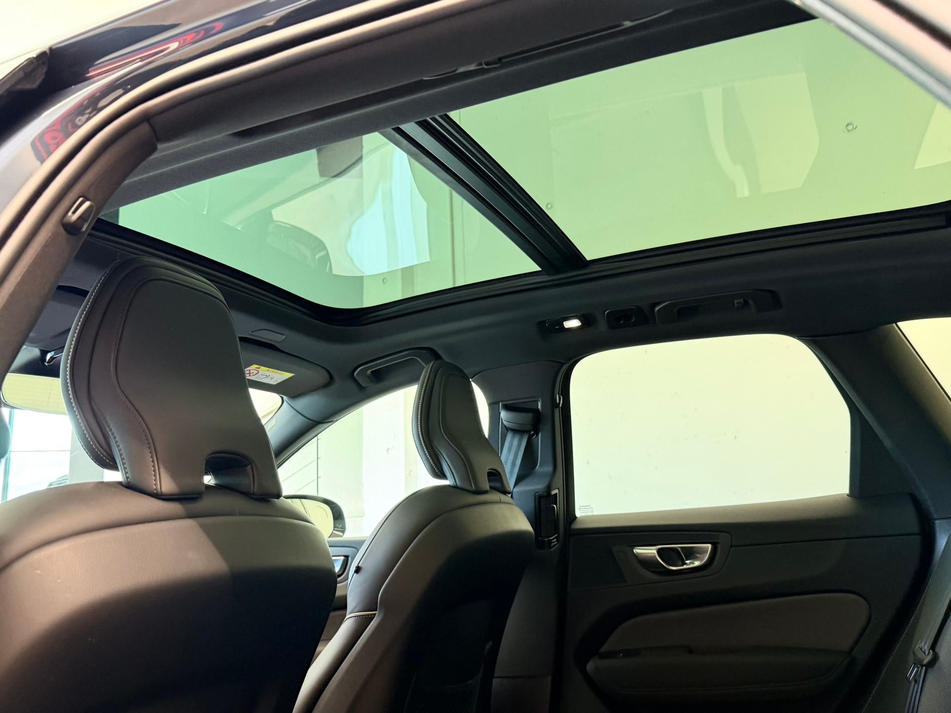 VOLVO XC60 FACELIFT B5 Benzin Mild Hybrid AWD Black Edition Geartronic-image-16