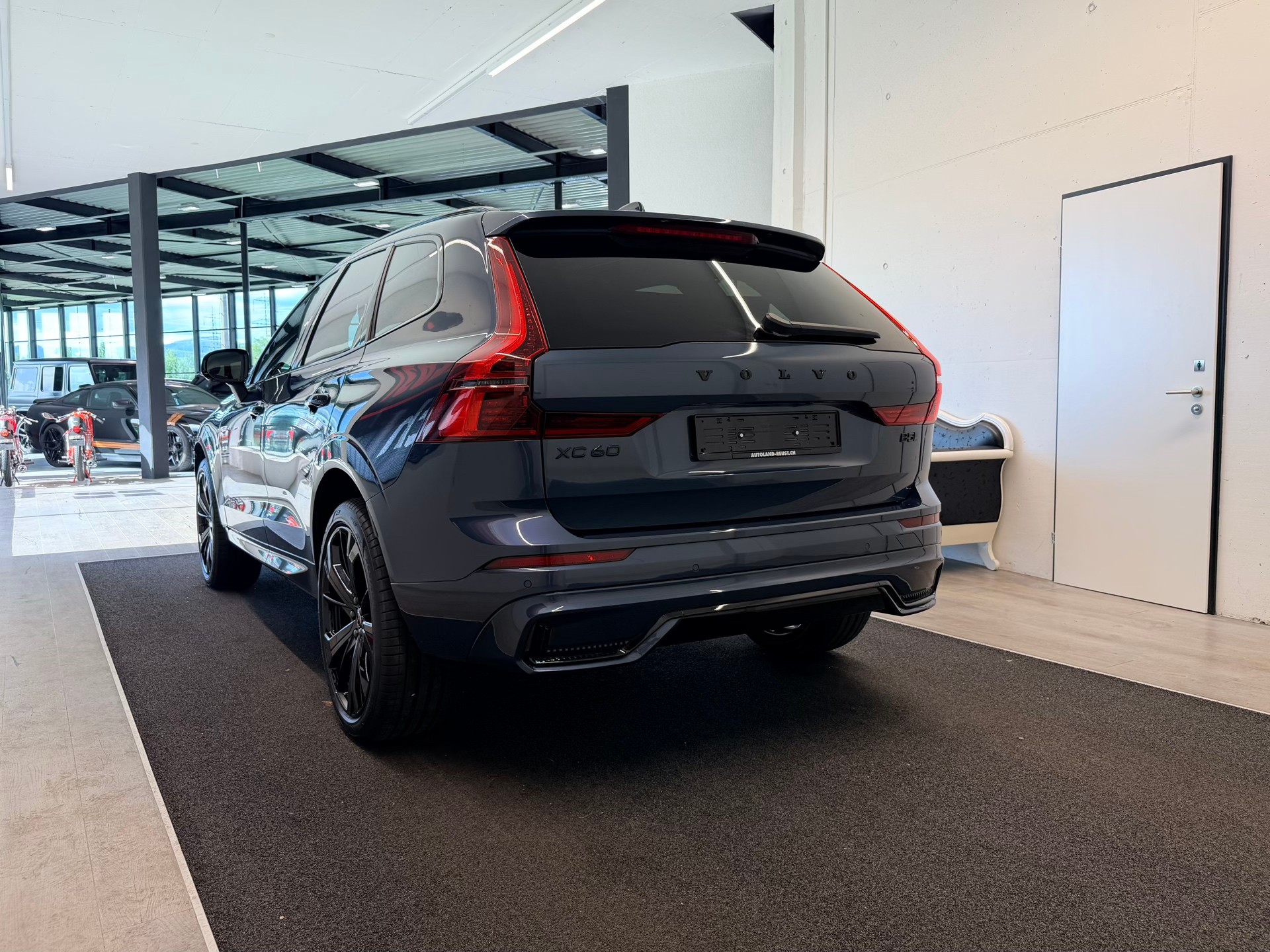 VOLVO XC60 FACELIFT B5 Benzin Mild Hybrid AWD Black Edition Geartronic-image-7