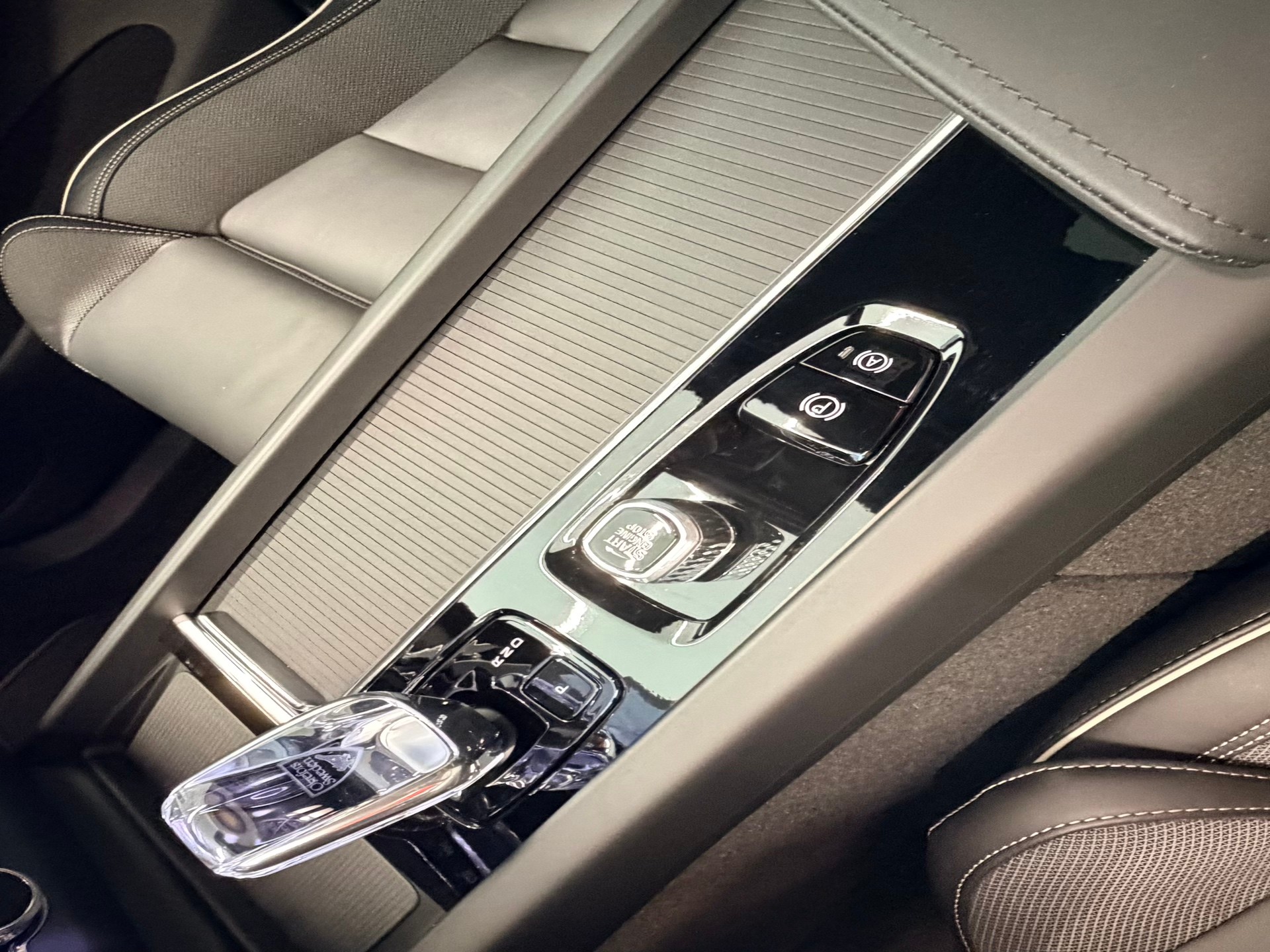 VOLVO XC60 FACELIFT B5 Benzin Mild Hybrid AWD Black Edition Geartronic-image-23