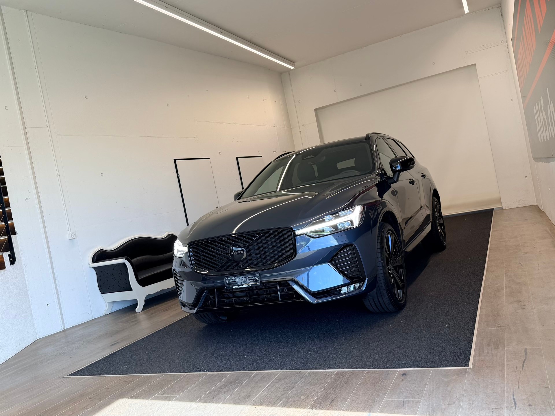 VOLVO XC60 FACELIFT B5 Benzin Mild Hybrid AWD Black Edition Geartronic-image-2