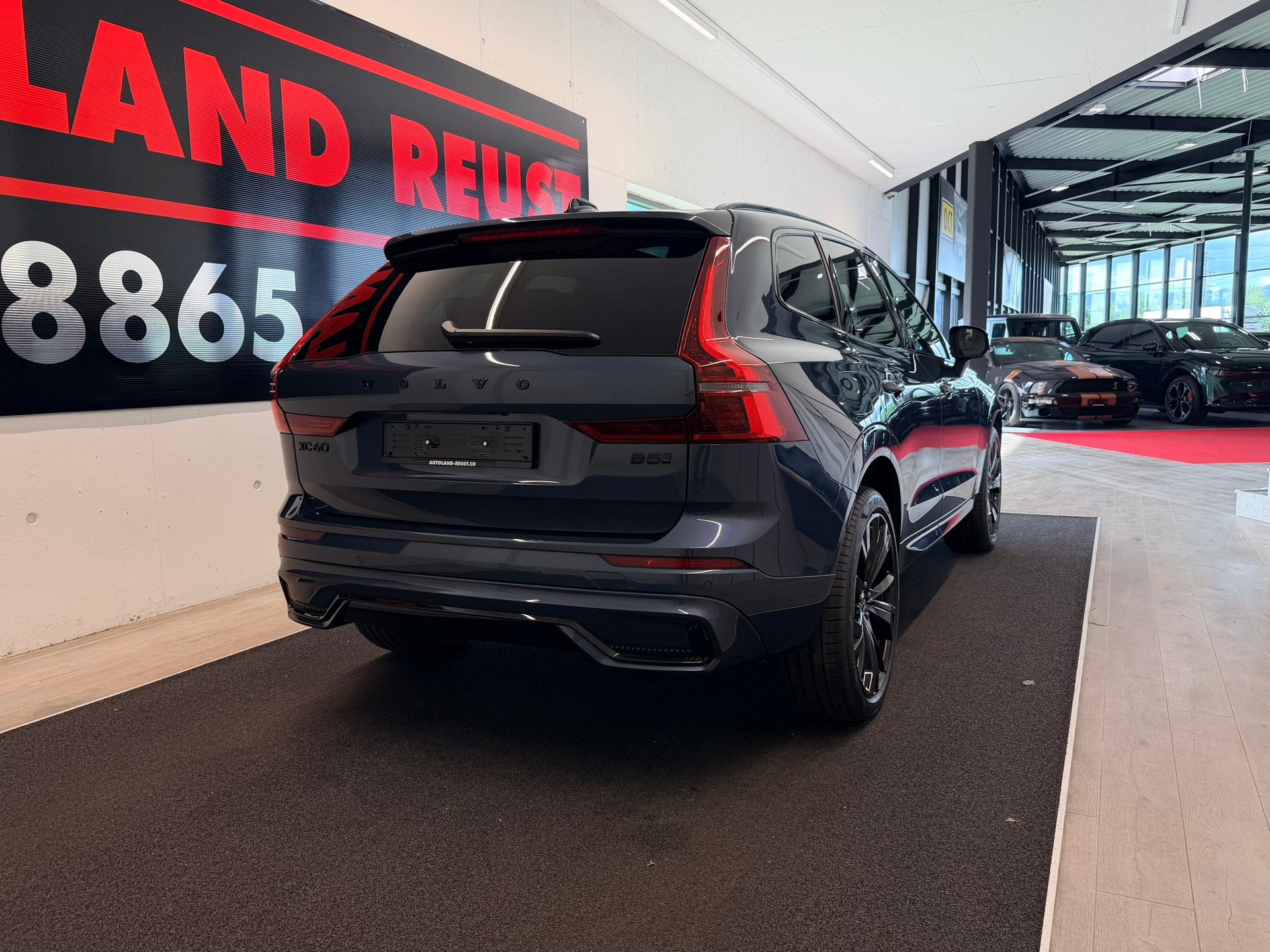 VOLVO XC60 FACELIFT B5 Benzin Mild Hybrid AWD Black Edition Geartronic-image-6
