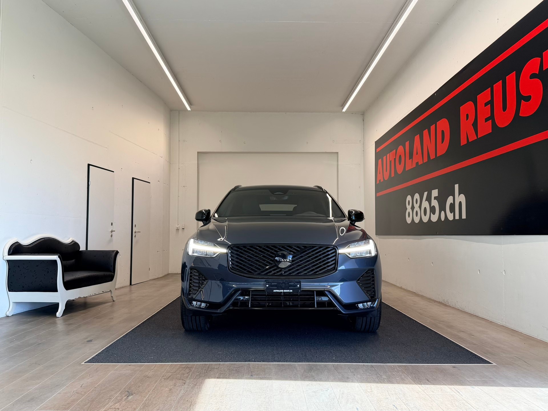 VOLVO XC60 FACELIFT B5 Benzin Mild Hybrid AWD Black Edition Geartronic-image-1