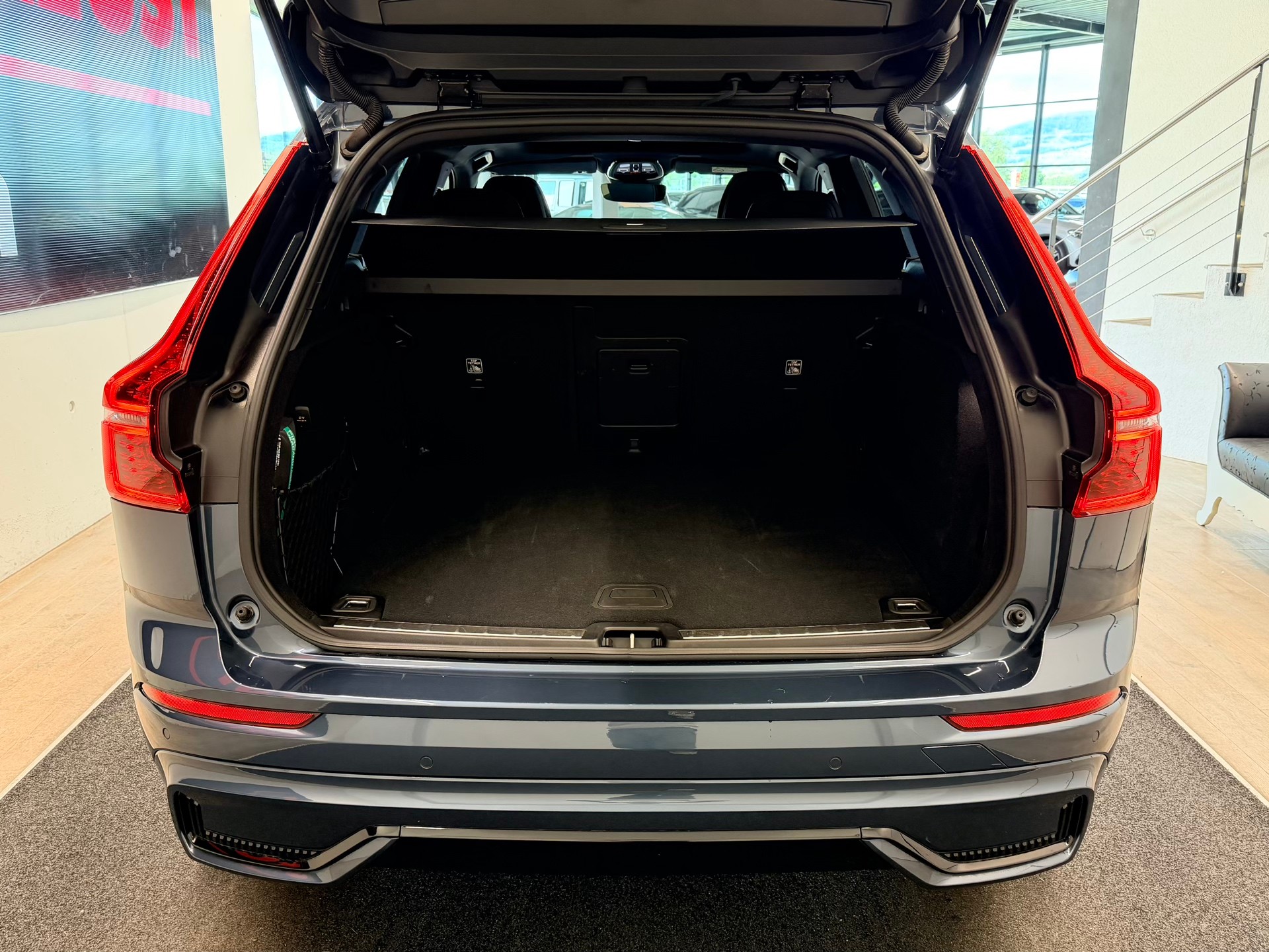 VOLVO XC60 FACELIFT B5 Benzin Mild Hybrid AWD Black Edition Geartronic-image-9