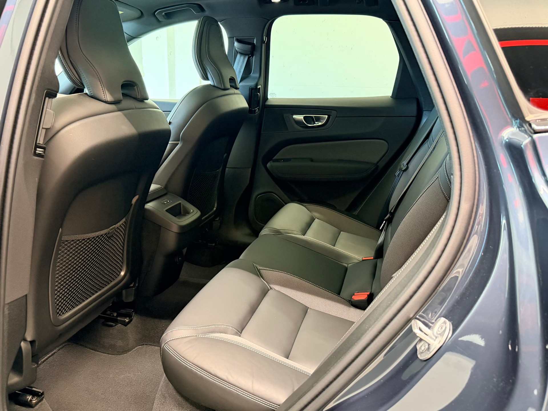 VOLVO XC60 FACELIFT B5 Benzin Mild Hybrid AWD Black Edition Geartronic-image-15