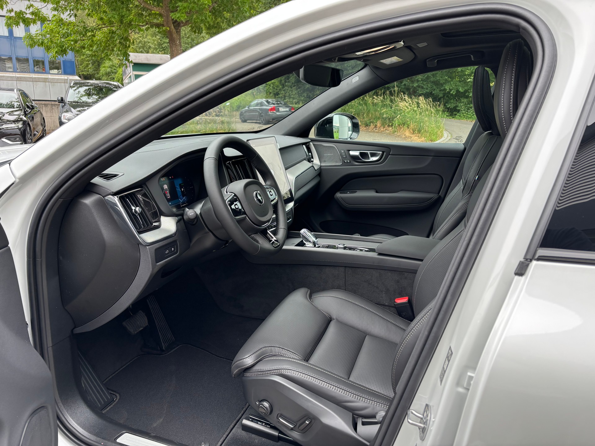 VOLVO XC60 2.0 T8 TE Black Edition eAWD-image-2