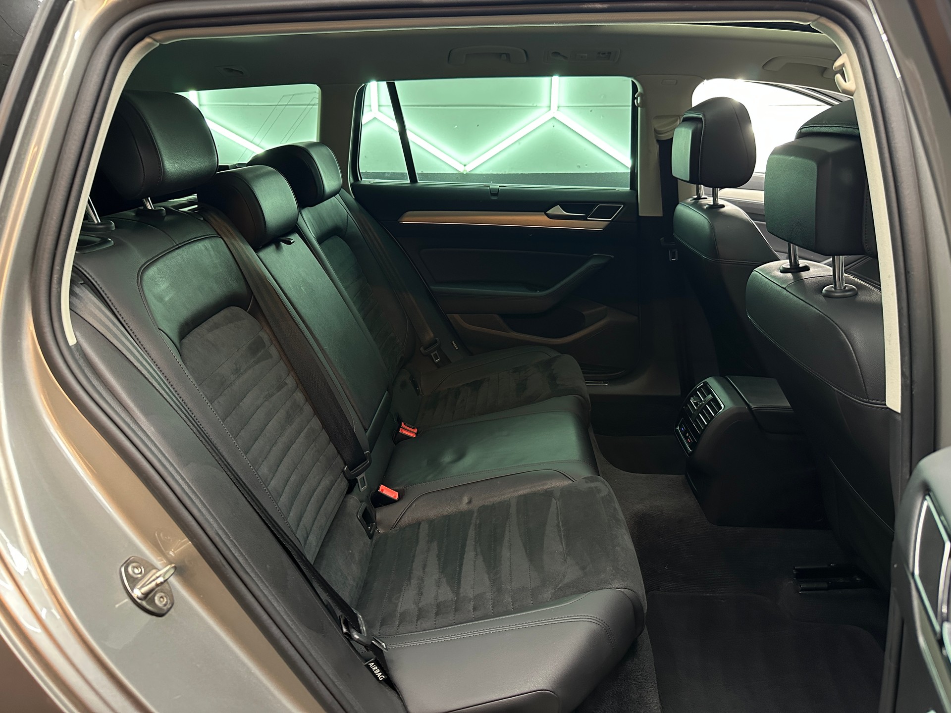 VW Passat Variant 2.0 TDI BMT High. DSG 4Motion-image-13