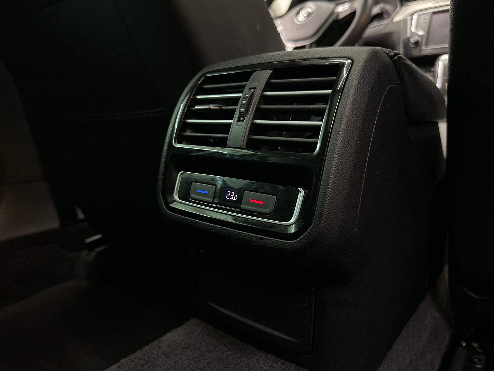 VW Passat Variant 2.0 TDI BMT High. DSG 4Motion-image-14