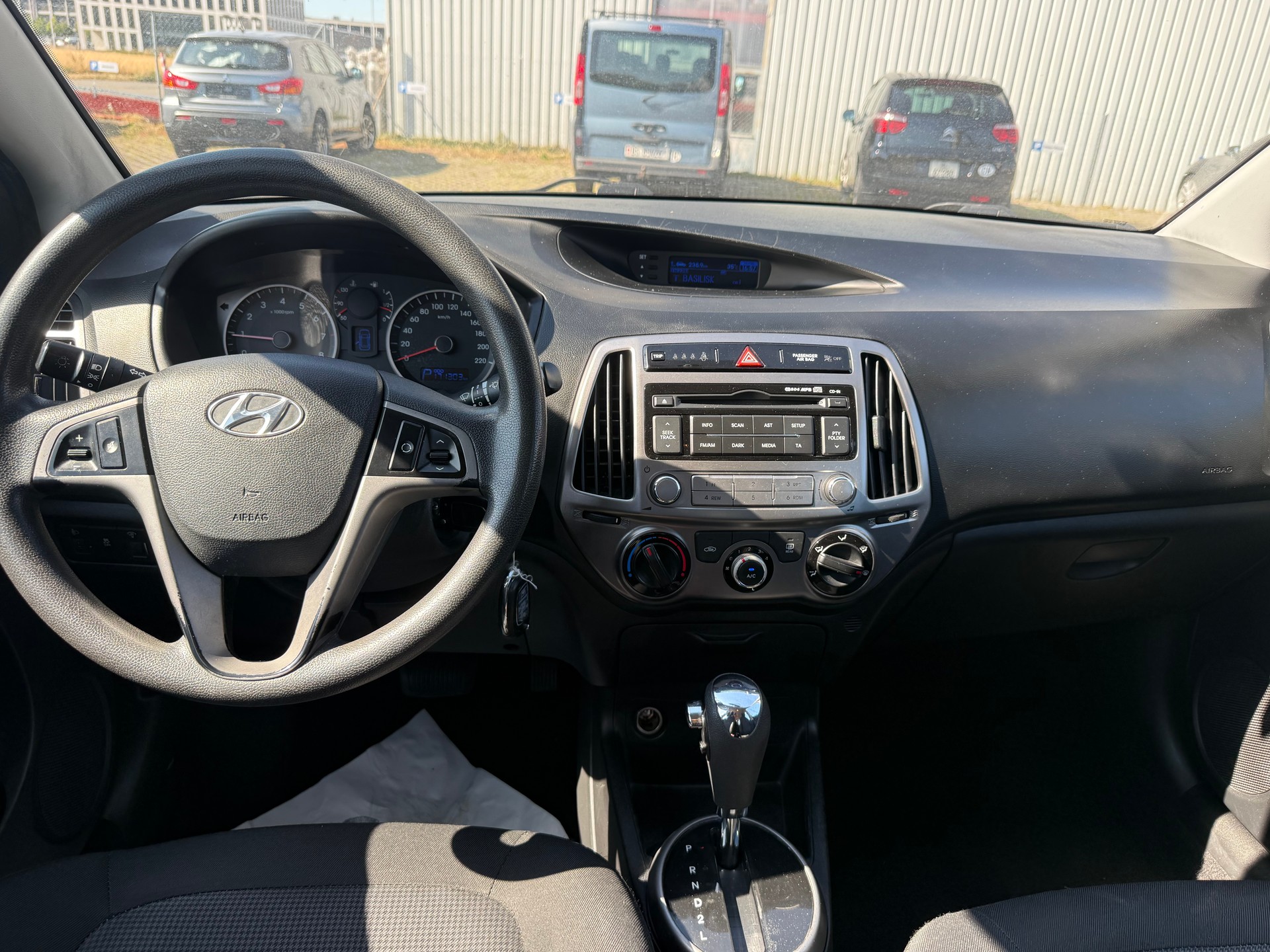 HYUNDAI i20 1.4 Premium Automatic-image-9