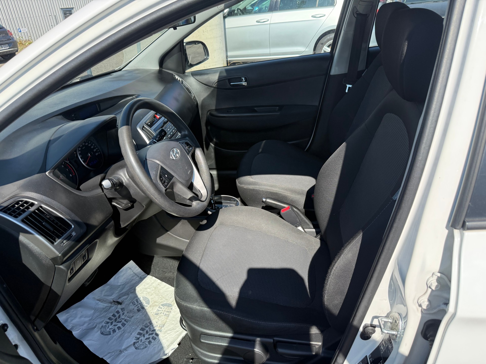 HYUNDAI i20 1.4 Premium Automatic-image-10