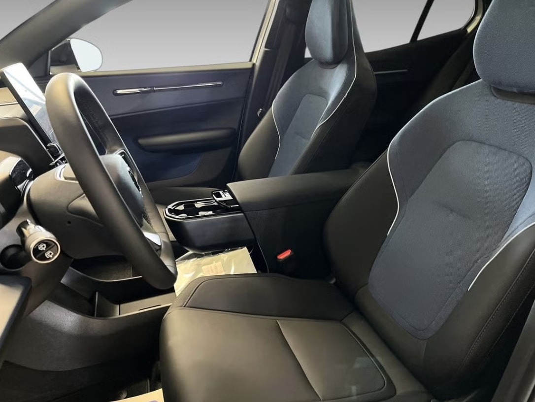VOLVO EX30 E60 69kWh Twin Ultra-image-2