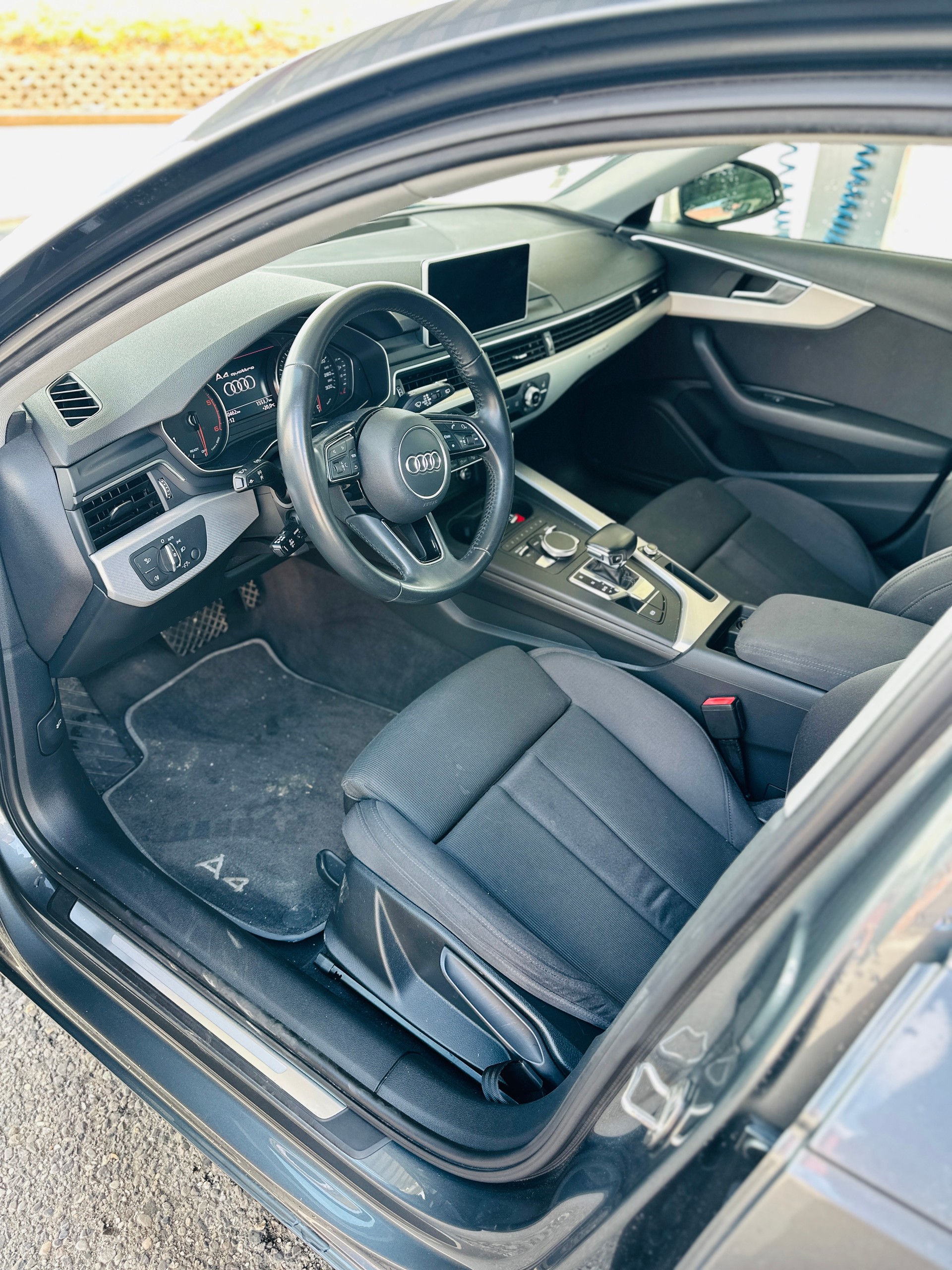 AUDI A4 Avant 40 TDI Sport Attraction quattro S-tronic-image-12