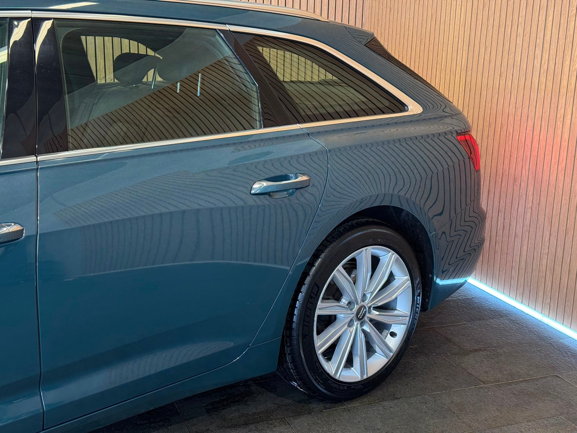 AUDI A6 Avant 40 TDI Design quattro S-tronic-image-3
