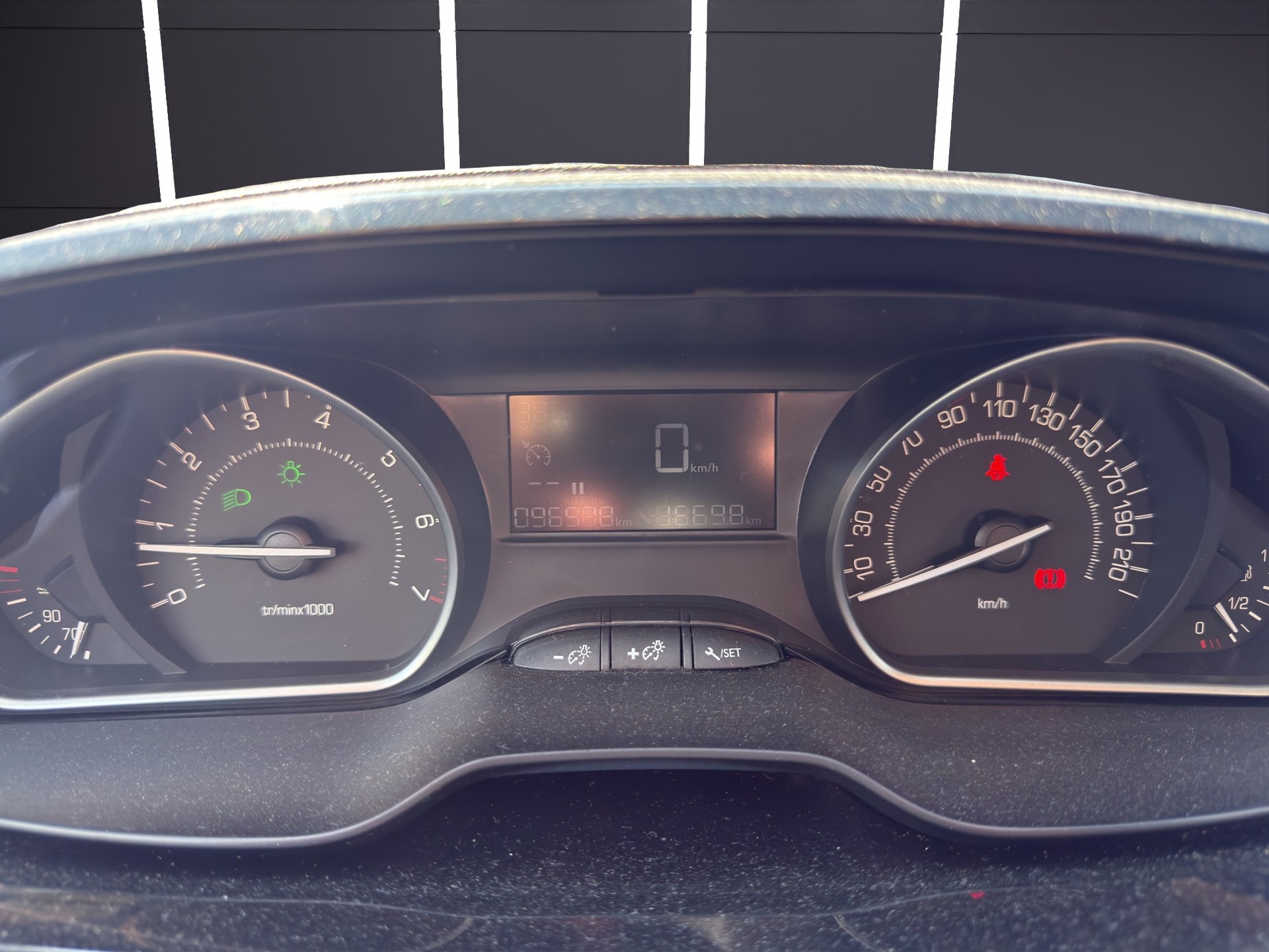 PEUGEOT 208 1.2 Access-image-7