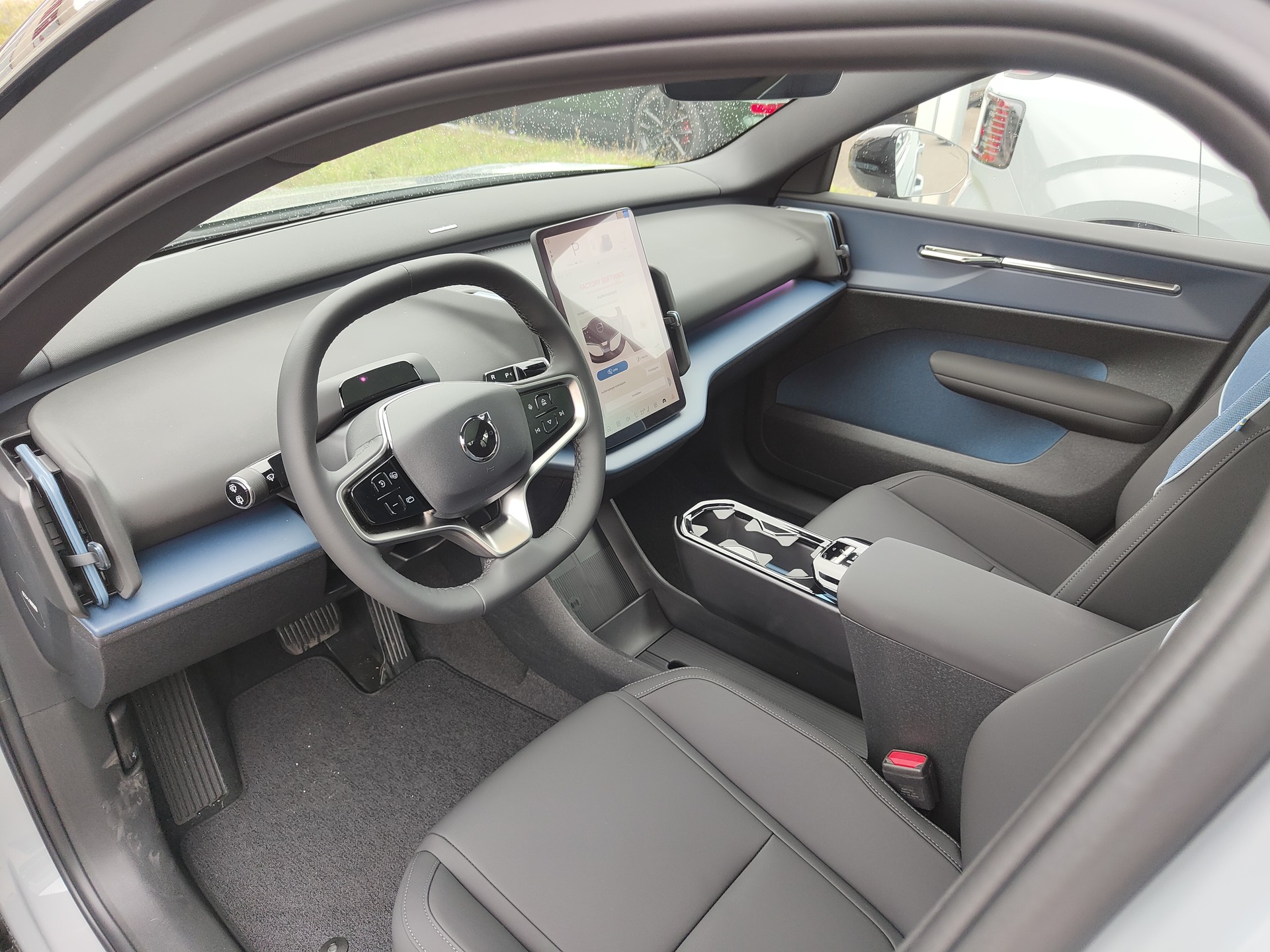 VOLVO EX30 E60 69kWh Twin Ultra-image-8