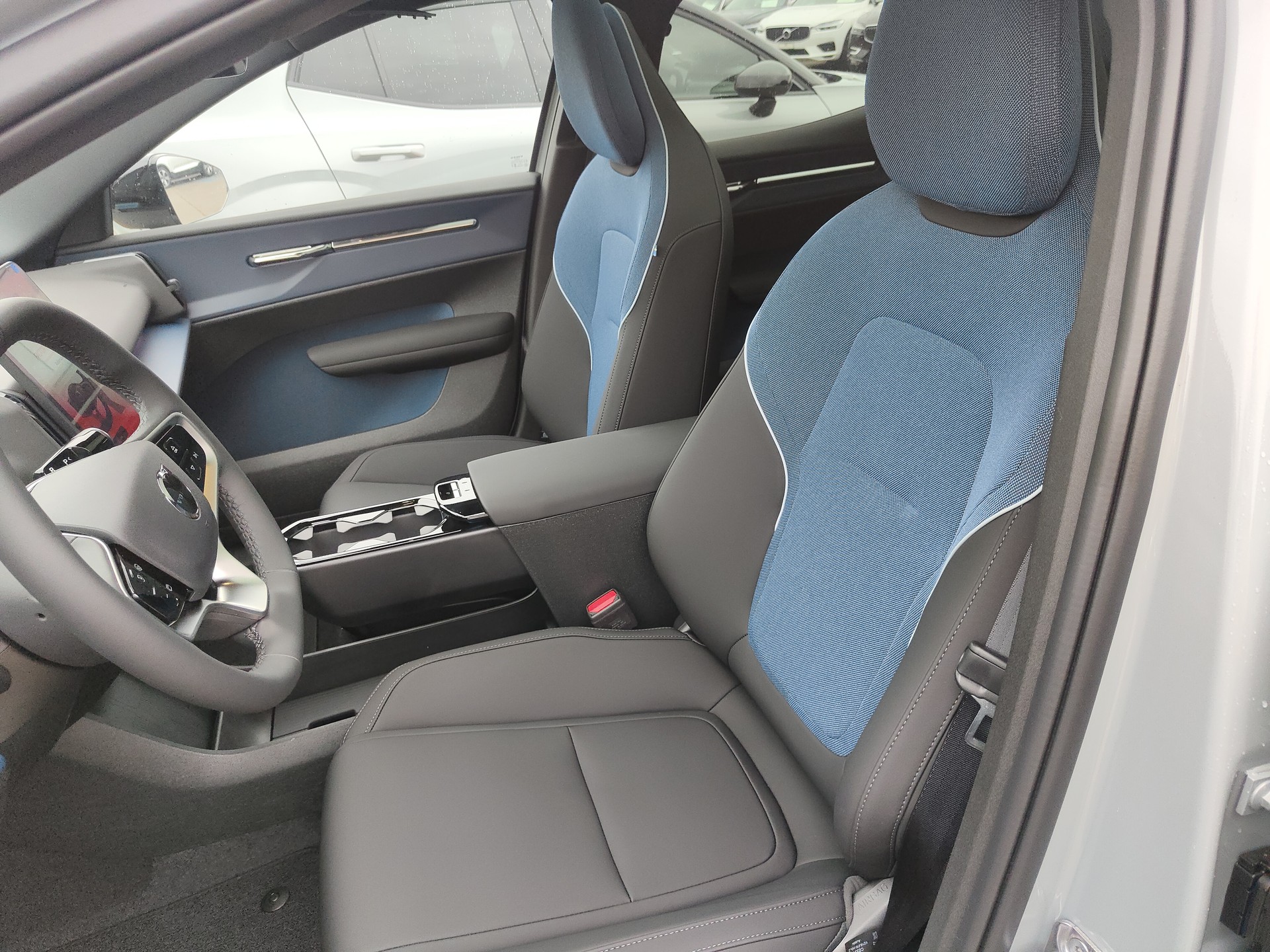 VOLVO EX30 E60 69kWh Twin Ultra-image-7