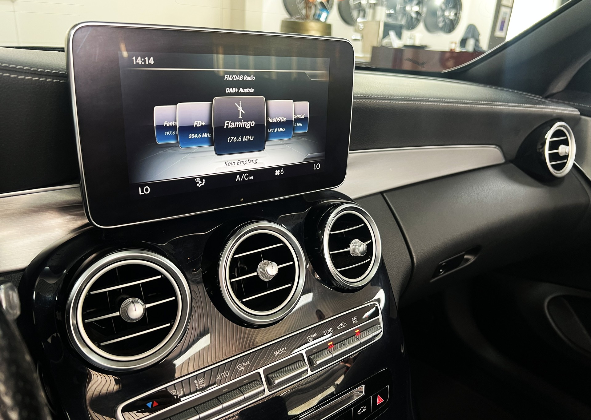 MERCEDES-BENZ C 200 AMG Line 4Matic 9G-Tronic-image-9