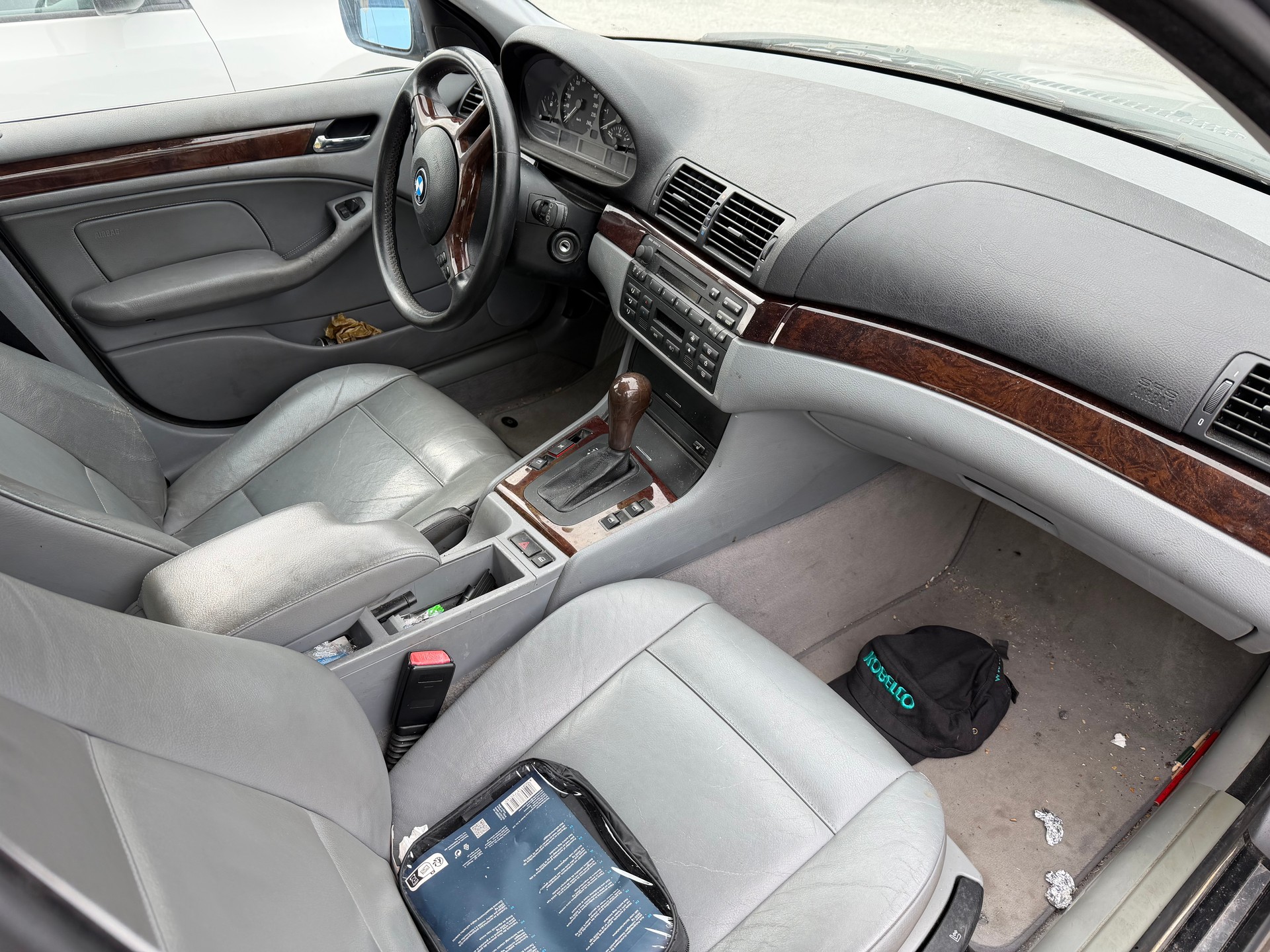 BMW 320i Six in-line-image-1