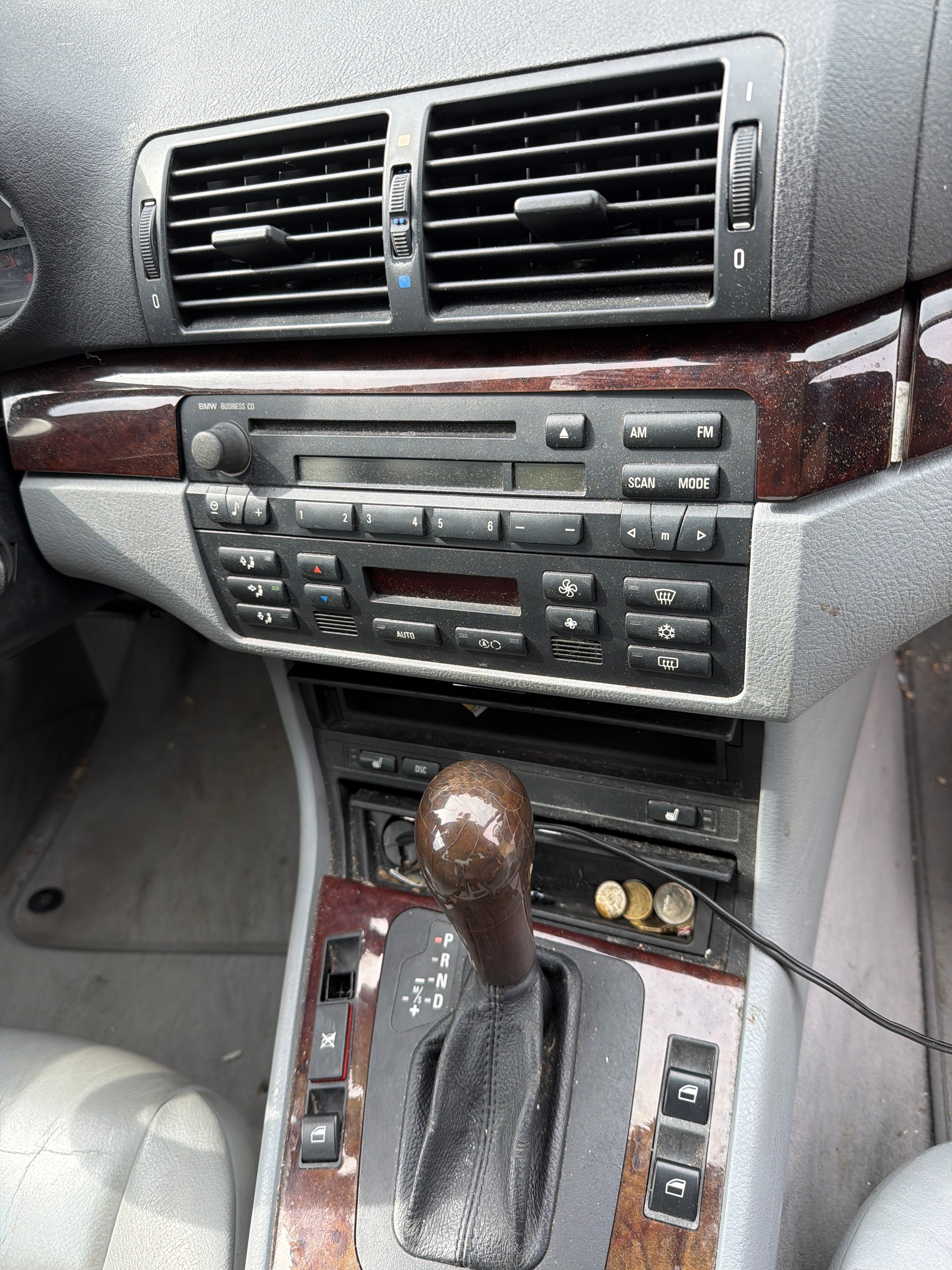 BMW 320i Six in-line-image-0