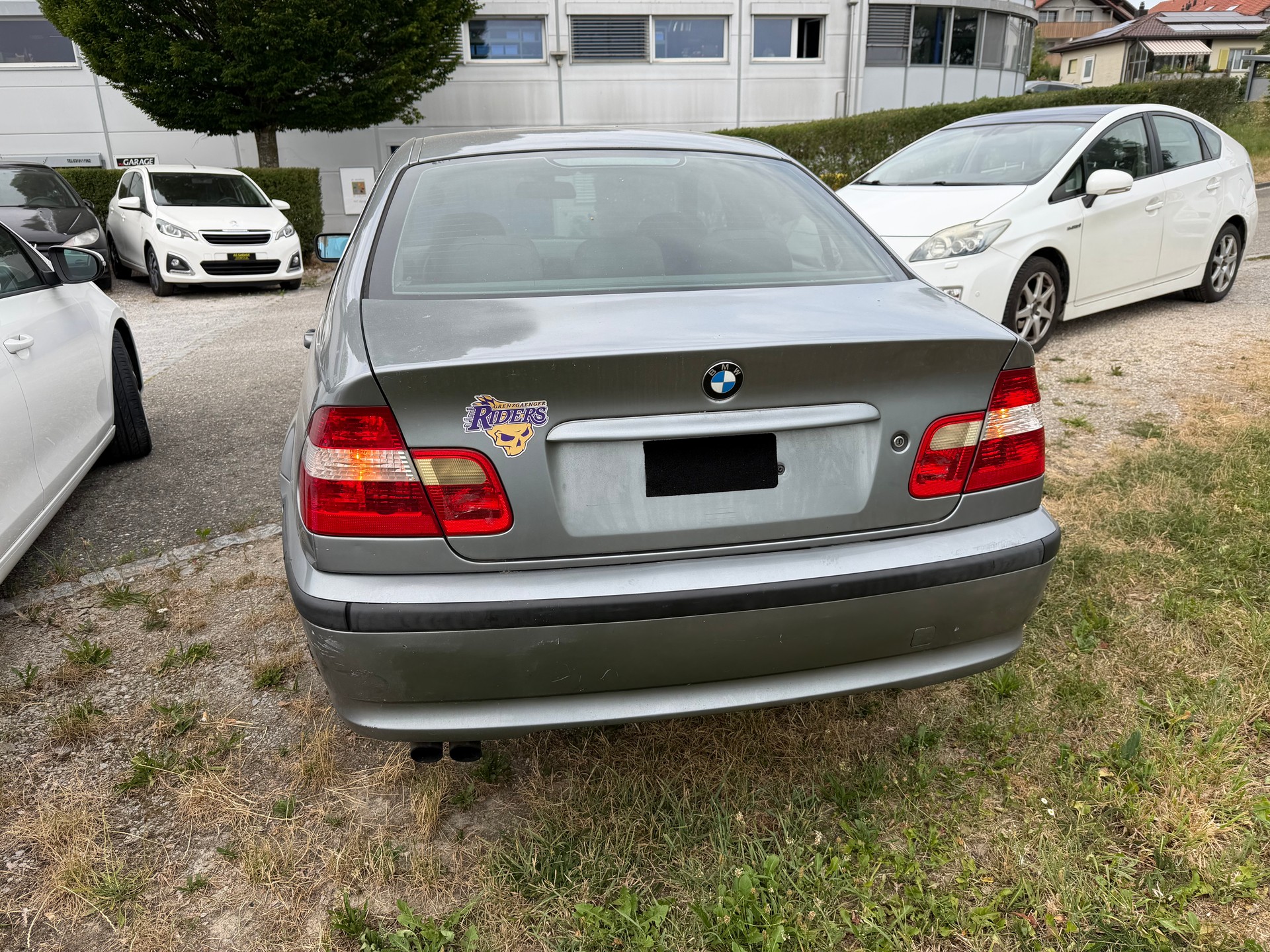 BMW 320i Six in-line-image-4