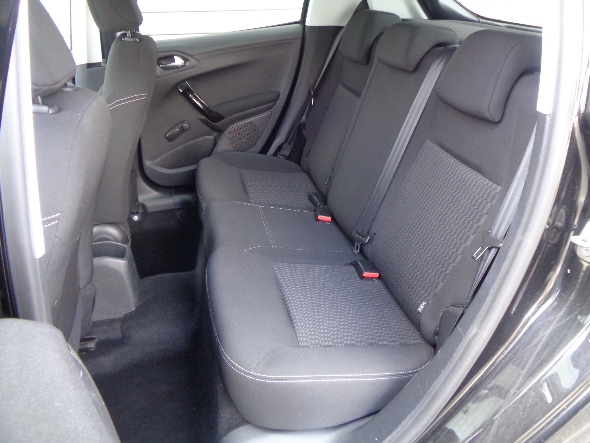 PEUGEOT 208 1.2 PureTech Style-image-13