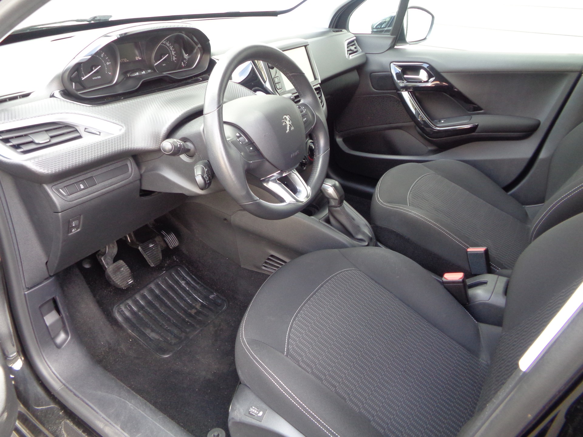 PEUGEOT 208 1.2 PureTech Style-image-1