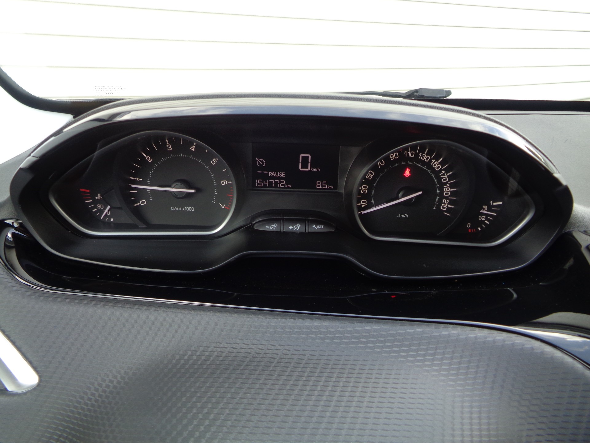 PEUGEOT 208 1.2 PureTech Style-image-12