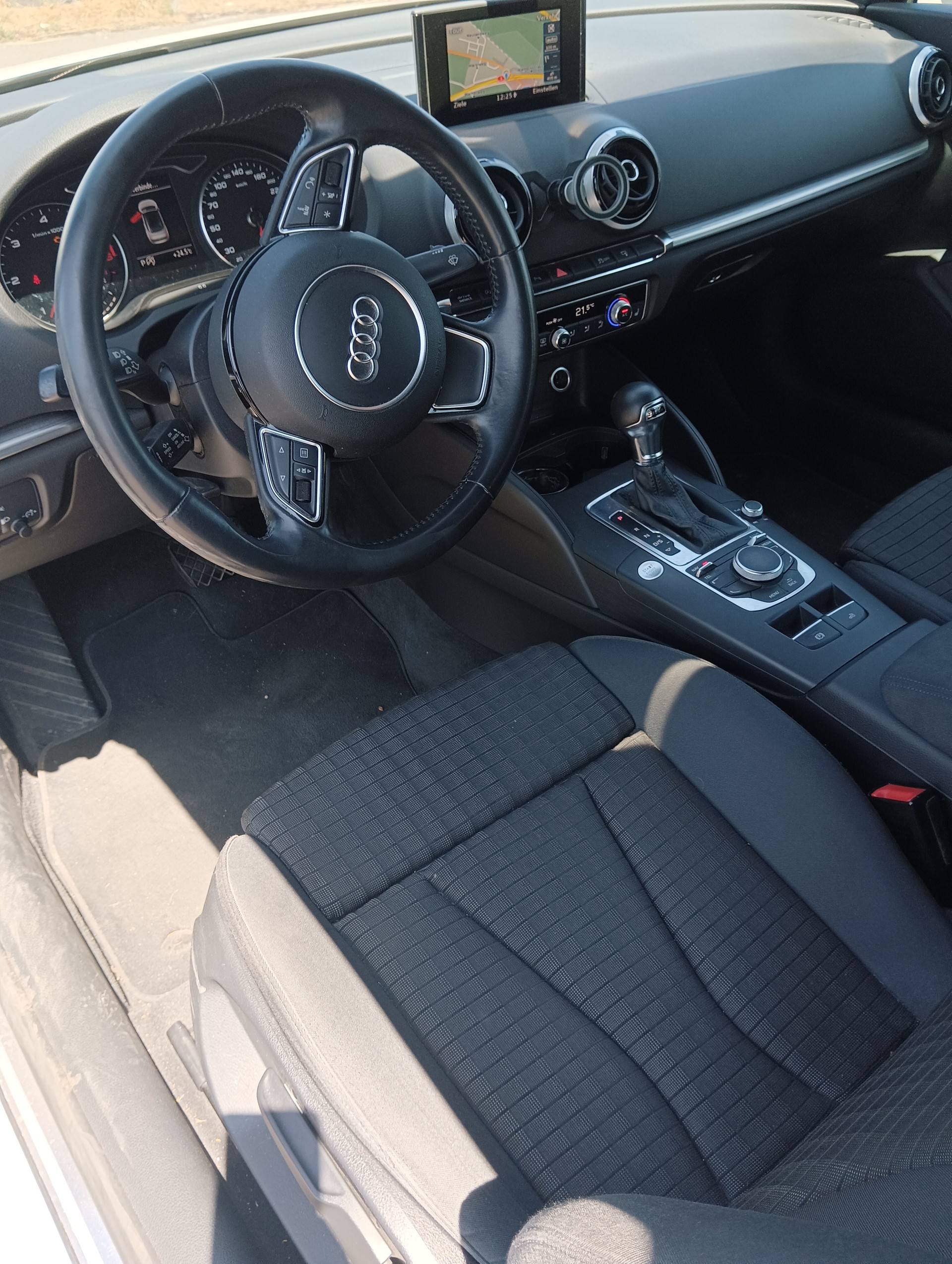 AUDI A3 Cabriolet 2.0 TDI Attraction S-tronic-image-5