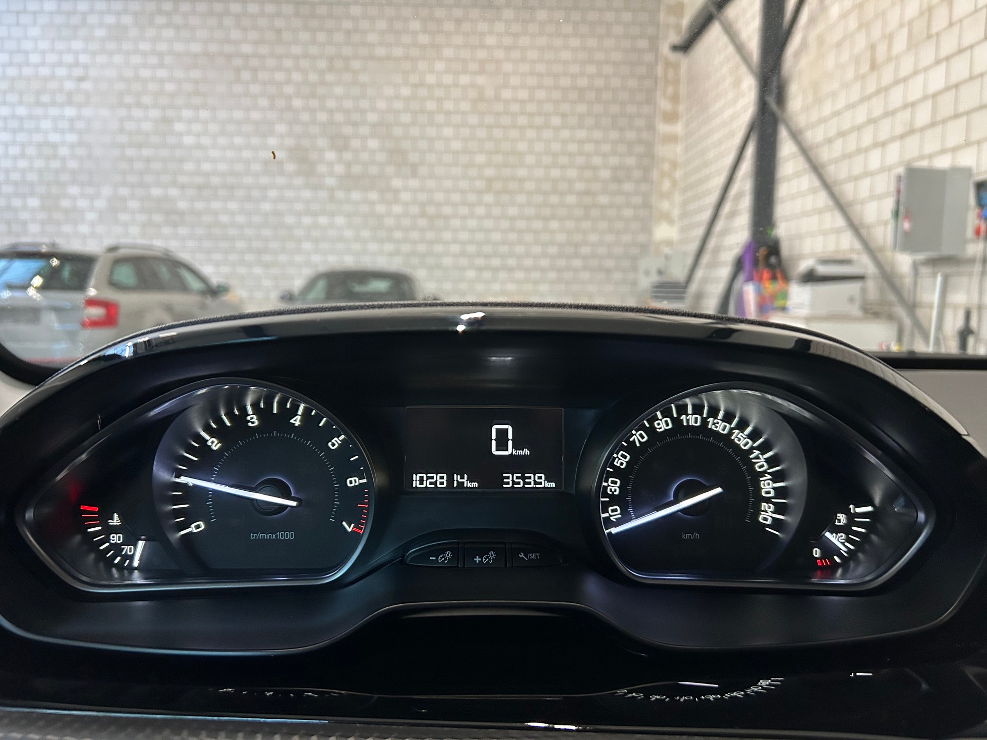 PEUGEOT 208 1.2 PureTech Signature-image-7