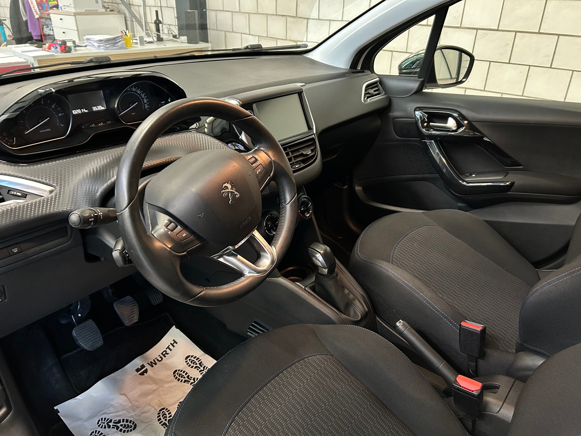 PEUGEOT 208 1.2 PureTech Signature-image-5