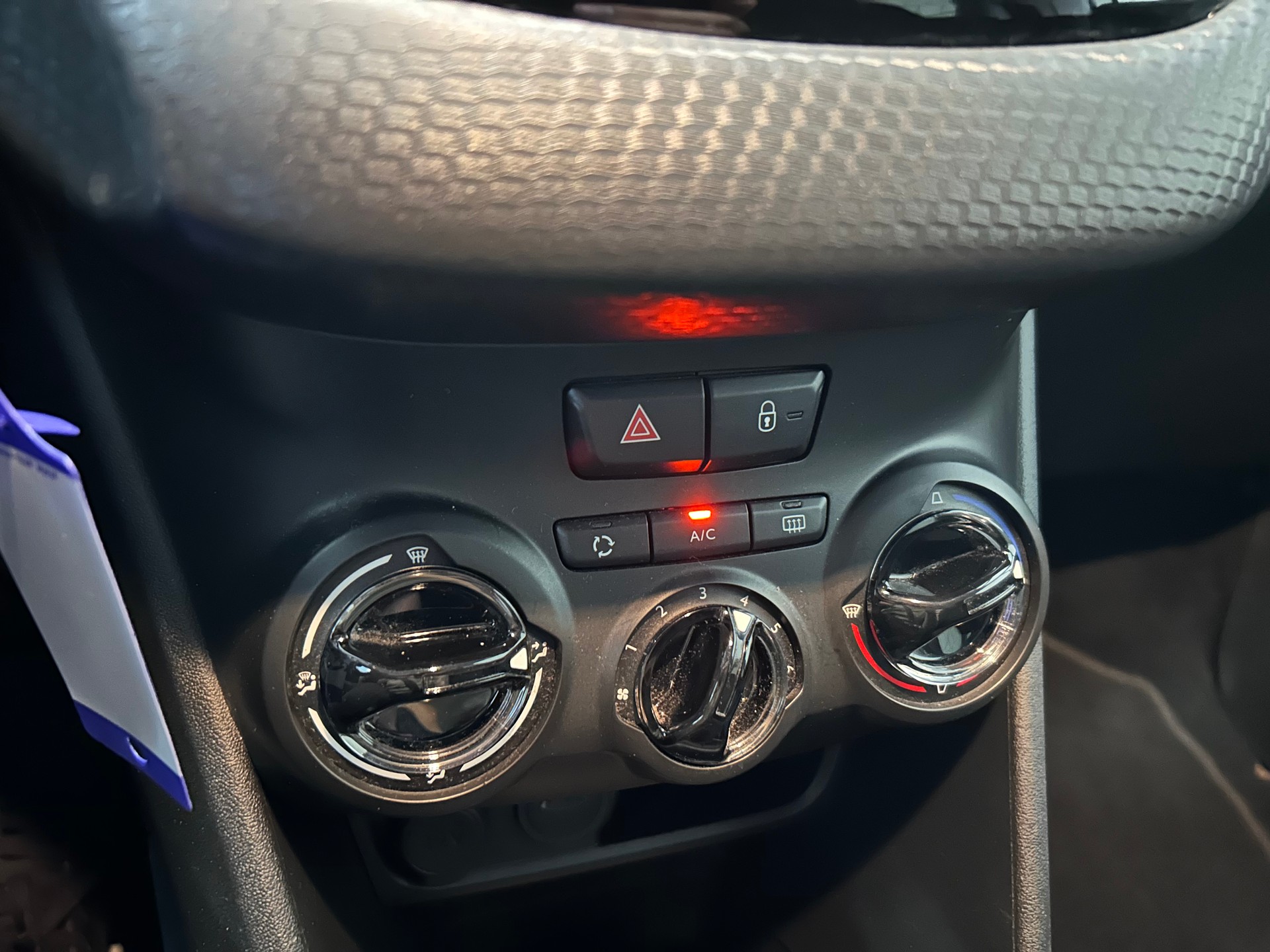PEUGEOT 208 1.2 PureTech Signature-image-9