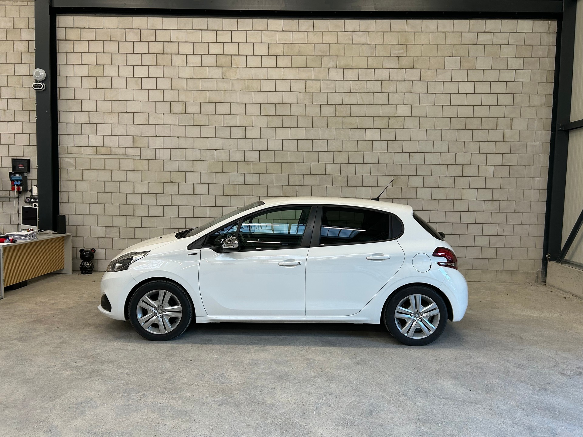 PEUGEOT 208 1.2 PureTech Signature-image-0