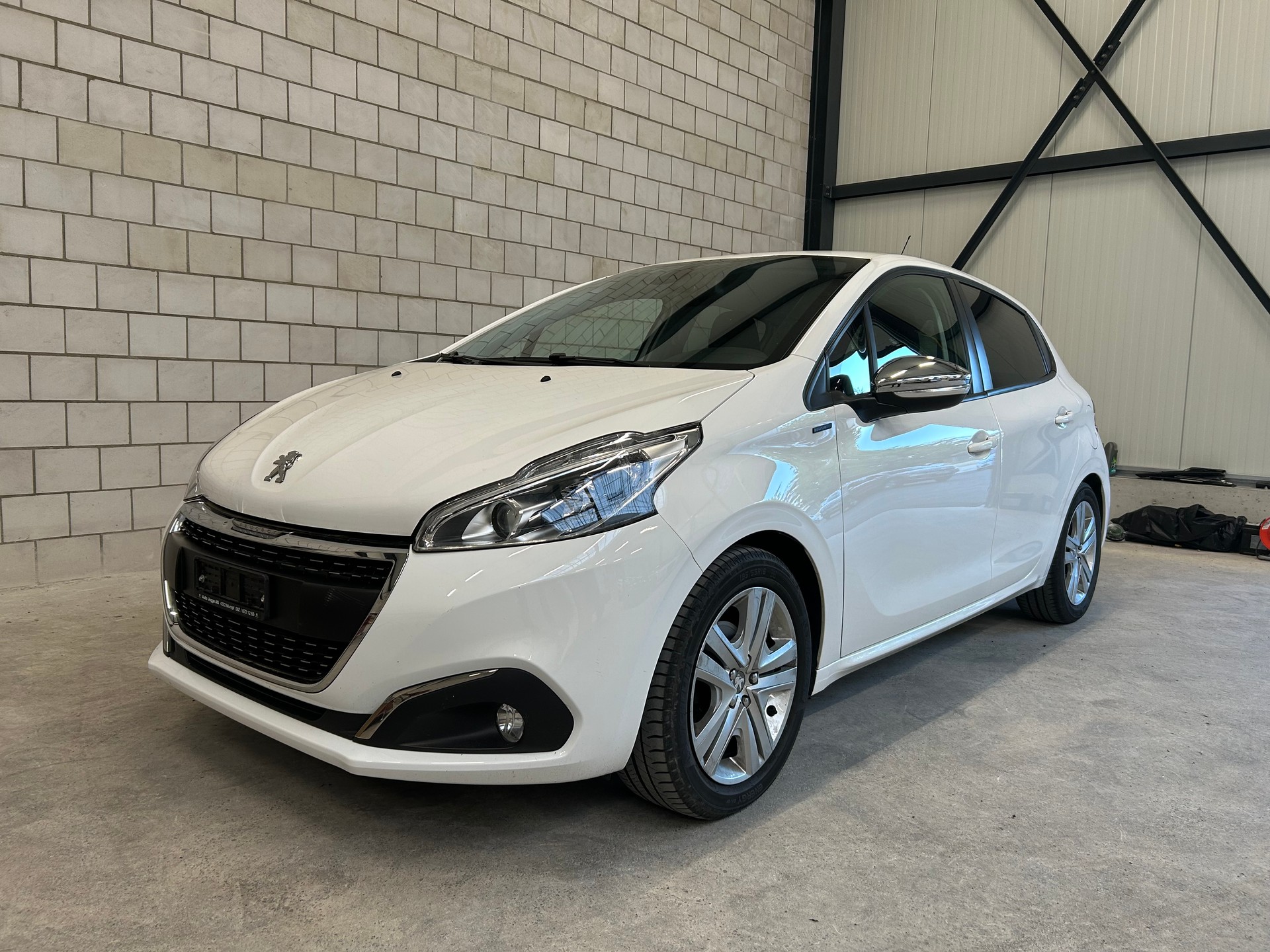 PEUGEOT 208 1.2 PureTech Signature-image-1