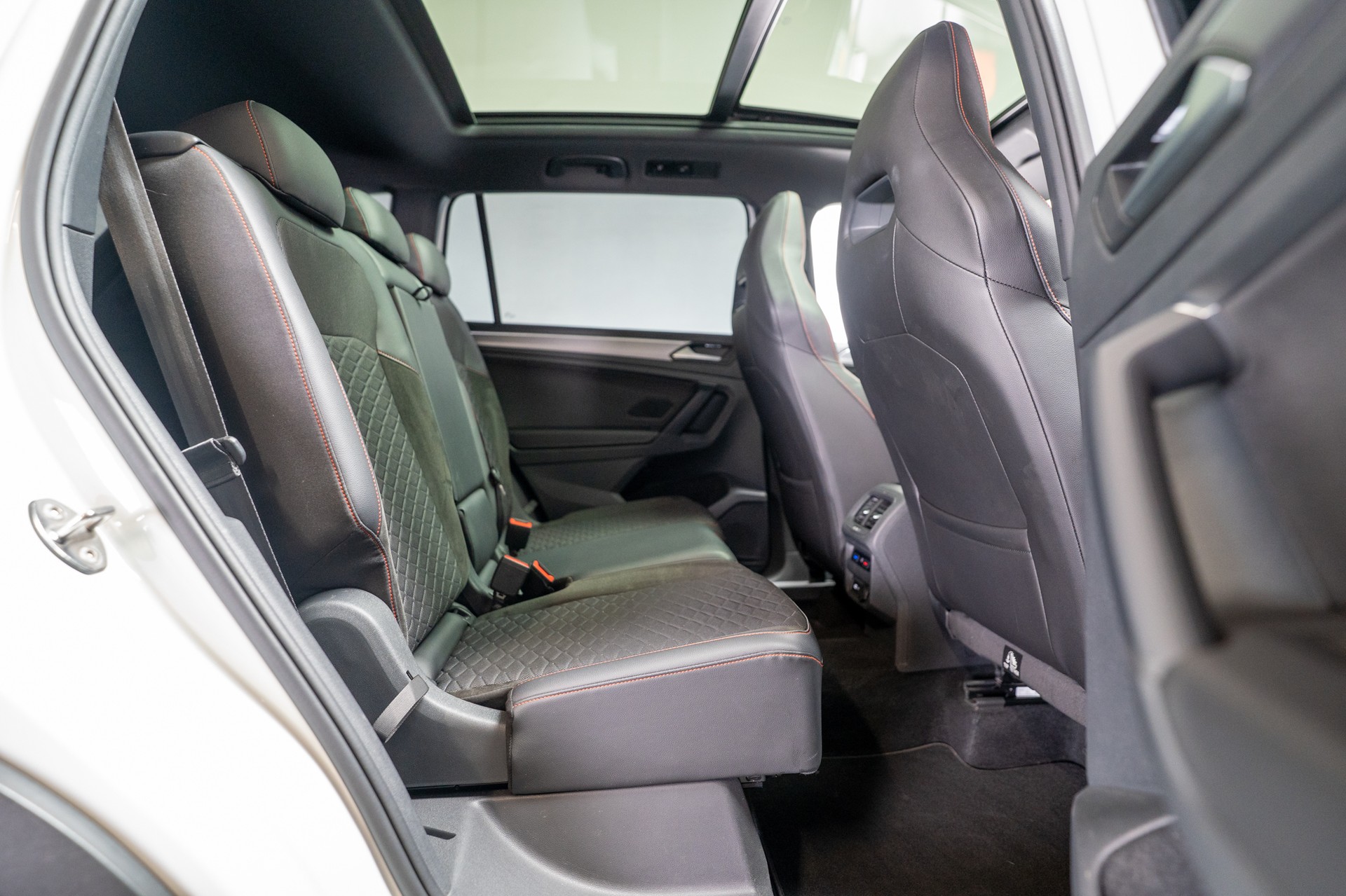 SEAT Tarraco 2.0 TSI FR 4Drive DSG / 7 Sitze / CH-Fahrzeug / Panorama-Schiebedach / 3 Zonen Klima-image-18