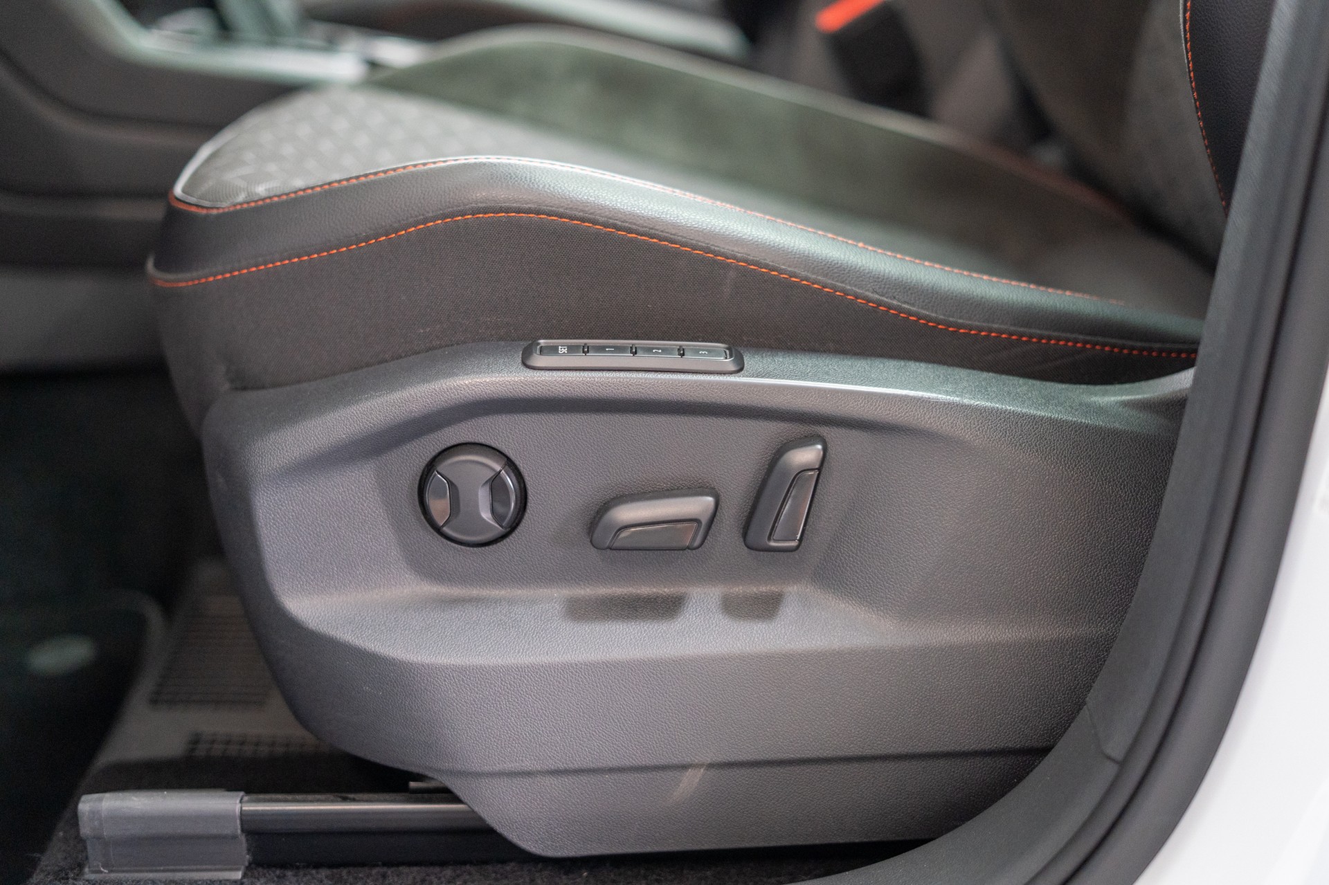 SEAT Tarraco 2.0 TSI FR 4Drive DSG / 7 Sitze / CH-Fahrzeug / Panorama-Schiebedach / 3 Zonen Klima-image-15