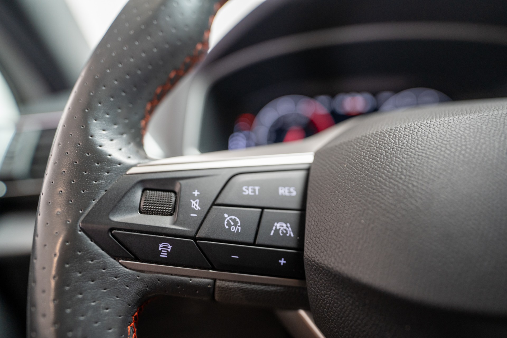 SEAT Tarraco 2.0 TSI FR 4Drive DSG / 7 Sitze / CH-Fahrzeug / Panorama-Schiebedach / 3 Zonen Klima-image-28