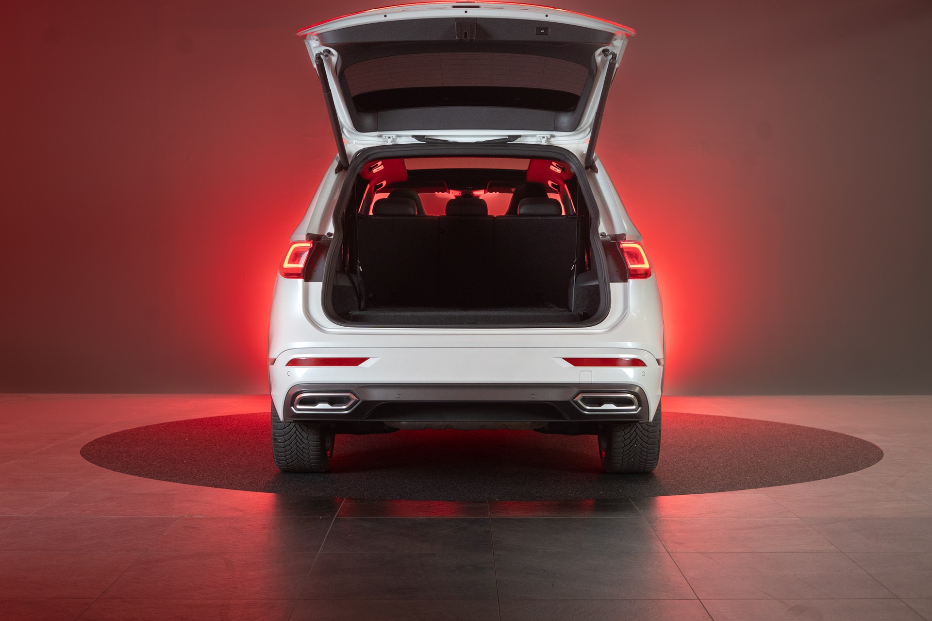 SEAT Tarraco 2.0 TSI FR 4Drive DSG / 7 Sitze / CH-Fahrzeug / Panorama-Schiebedach / 3 Zonen Klima-image-3