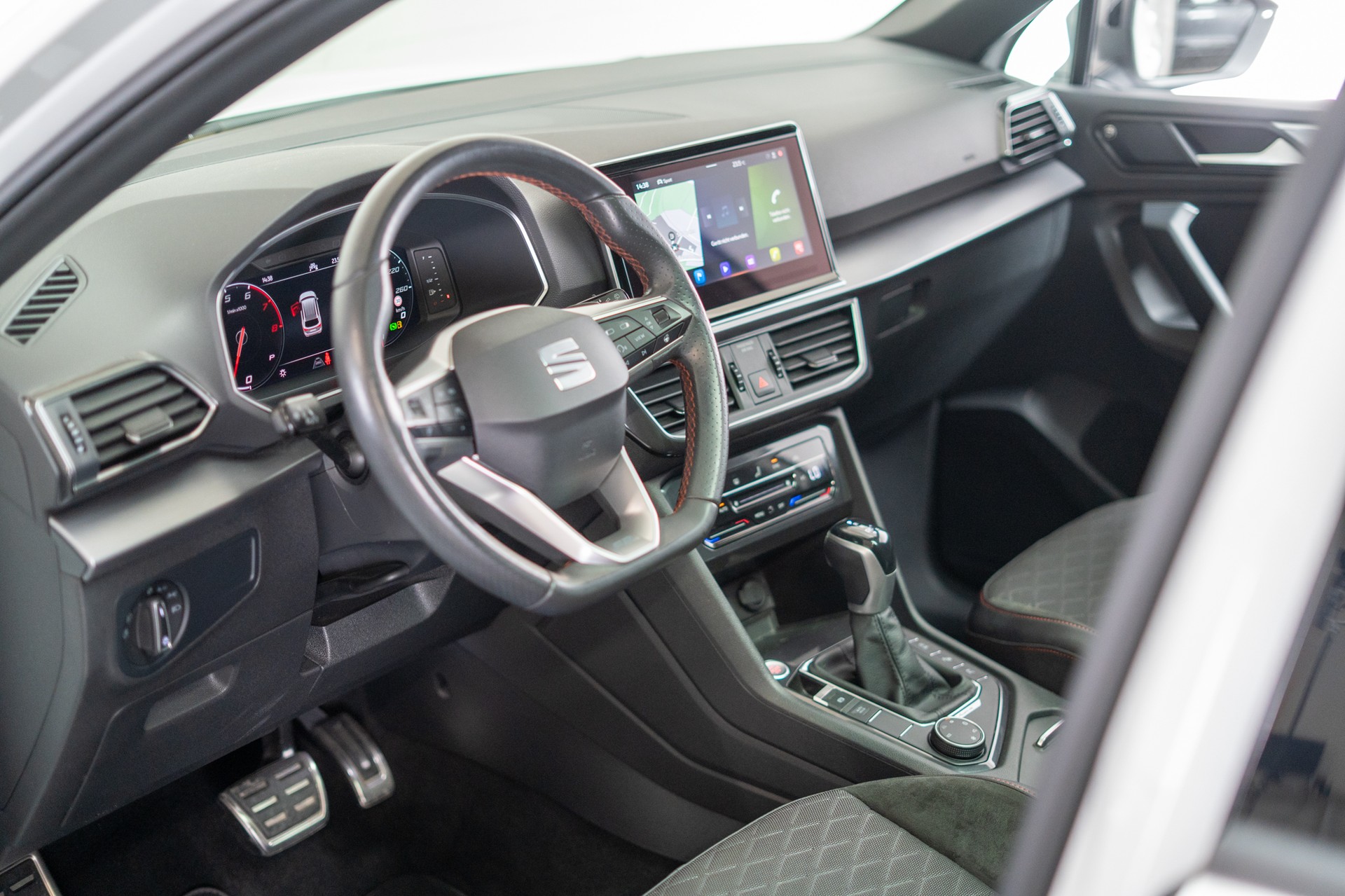SEAT Tarraco 2.0 TSI FR 4Drive DSG / 7 Sitze / CH-Fahrzeug / Panorama-Schiebedach / 3 Zonen Klima-image-12