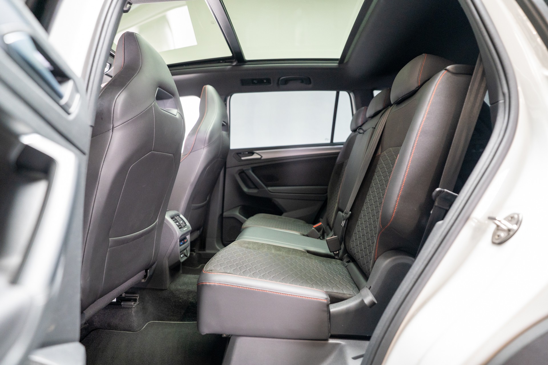 SEAT Tarraco 2.0 TSI FR 4Drive DSG / 7 Sitze / CH-Fahrzeug / Panorama-Schiebedach / 3 Zonen Klima-image-16